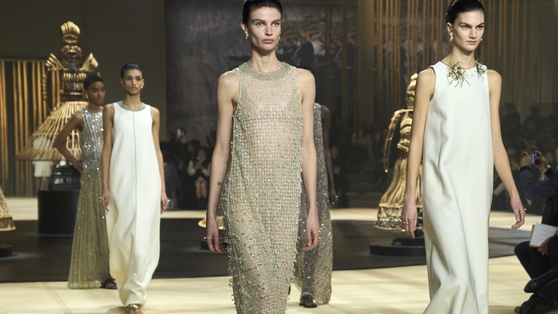 Christian Dior осінь-зима — 2024/25: одяг крізь призму Miss Dior та жіночі обладунки