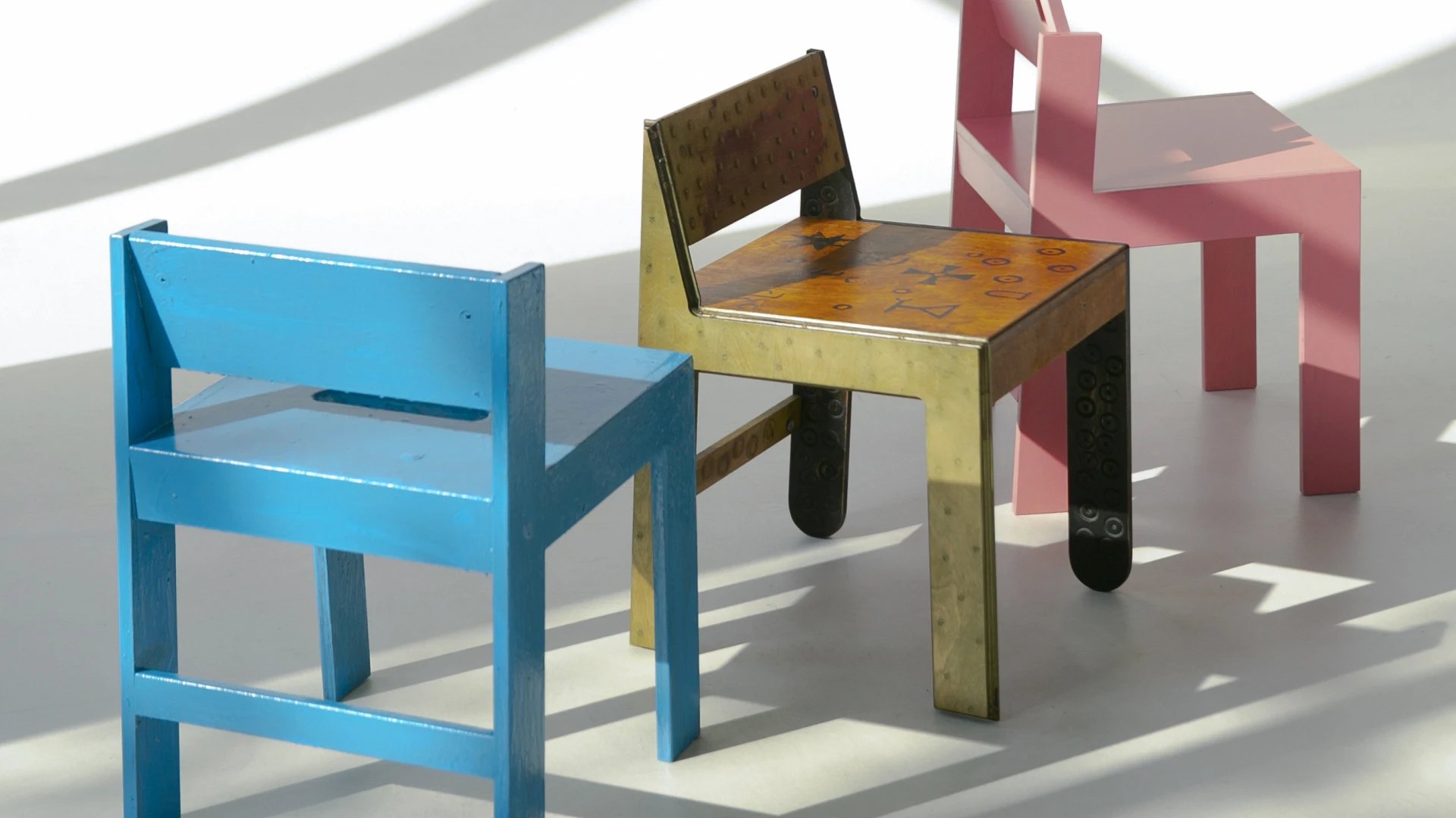 Українські художники створили колекцію стільців з благодійною метою