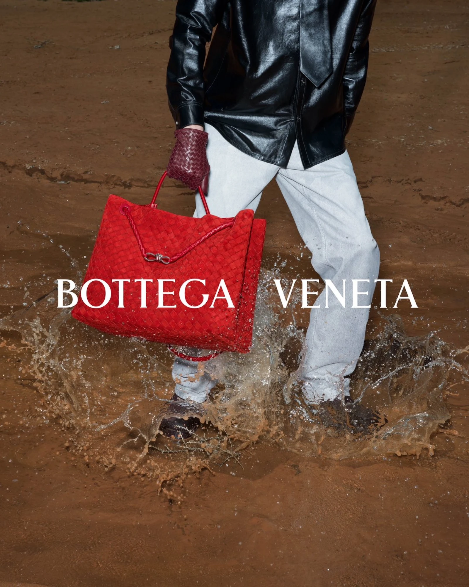 Bottega Veneta презентує нову рекламну кампанію колекції осінь-зима — 2024: «Повернення в пустелю»