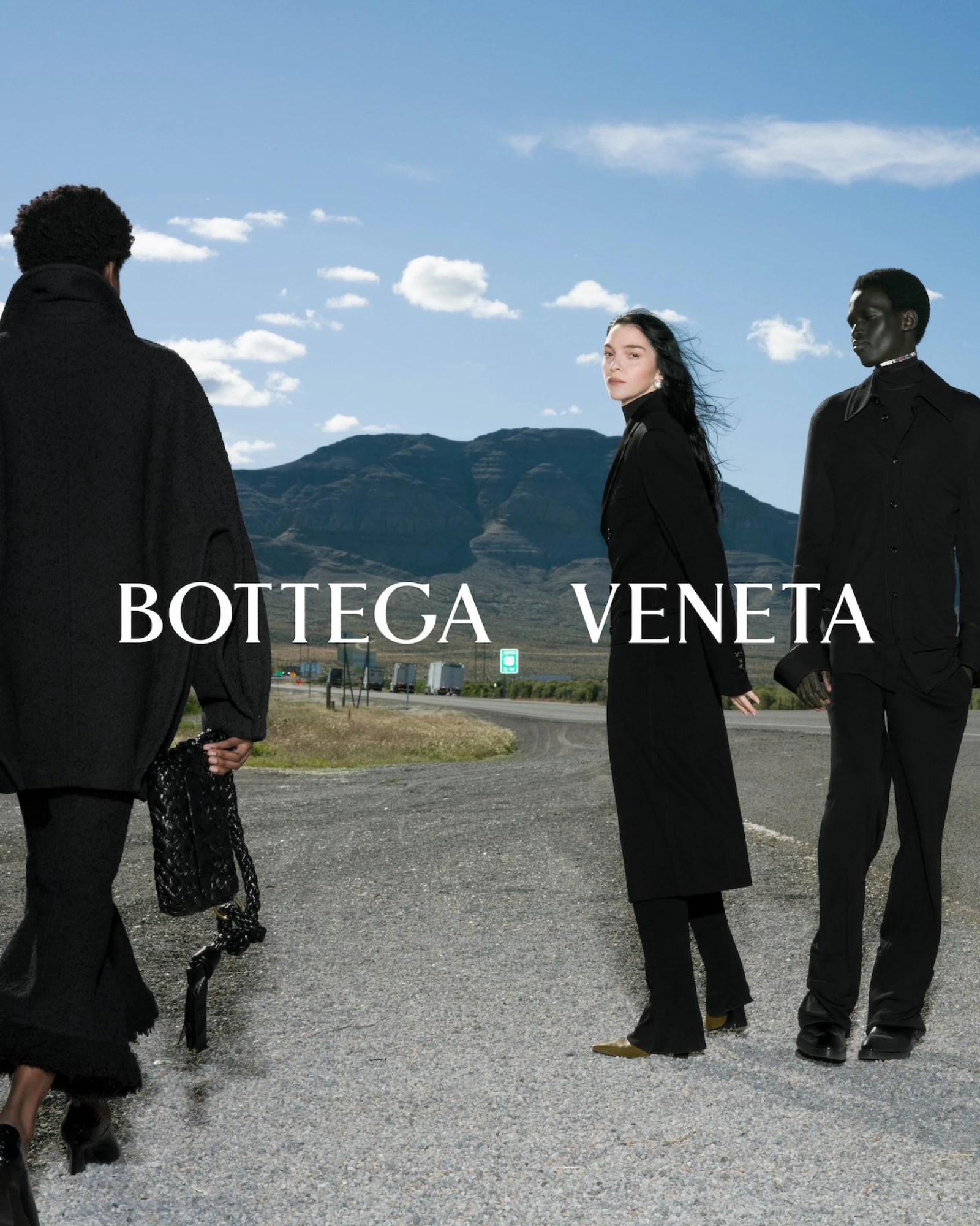 Bottega Veneta презентує нову рекламну кампанію колекції осінь-зима — 2024: «Повернення в пустелю»