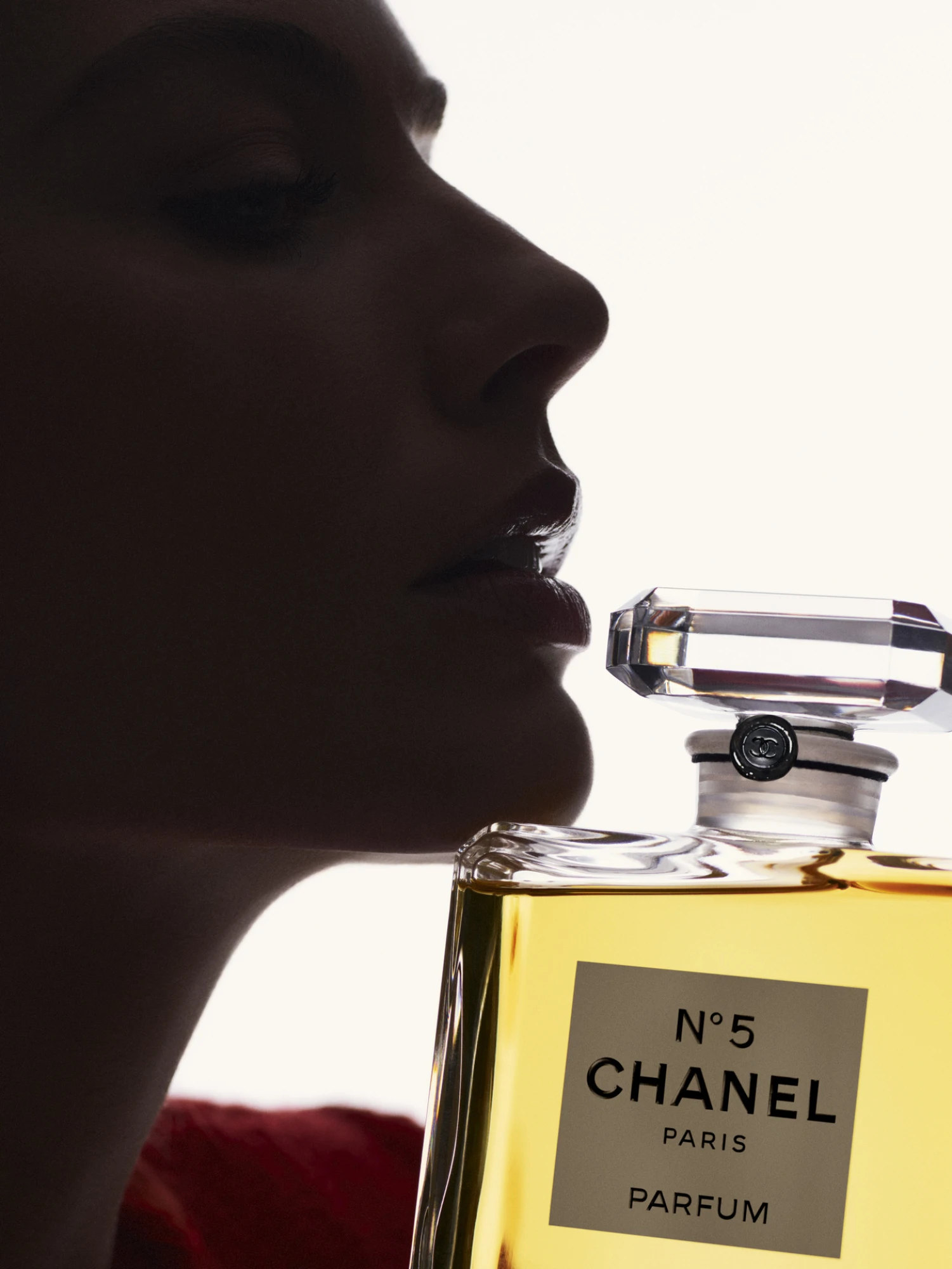 Марго Роббі стала новим обличчям аромату Chanel N°5 