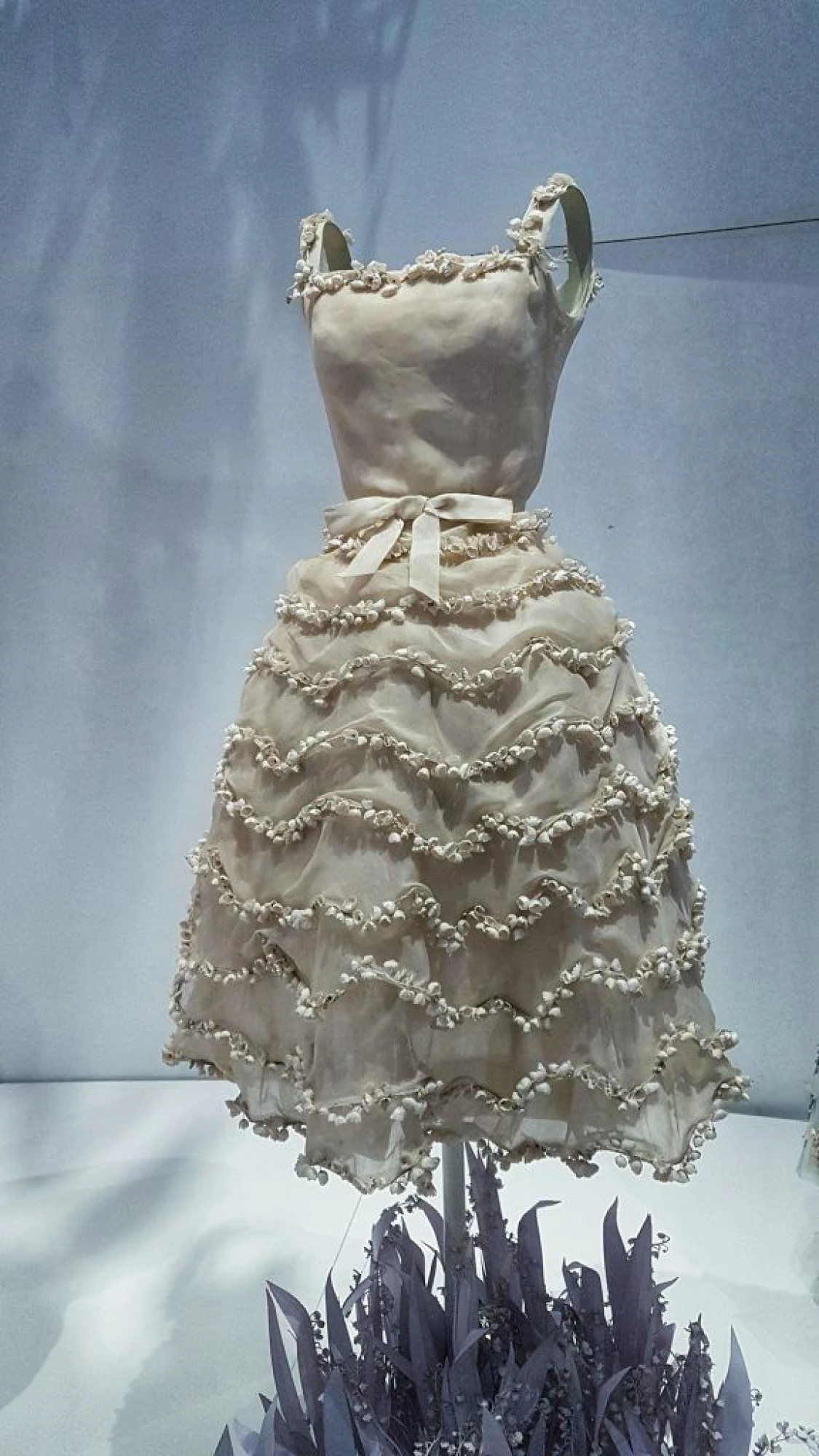 Знаменита сукня Muguet 1957 року була представлена на дивовижній виставці V&A «Крістіан Діор - дизайнер мрій»