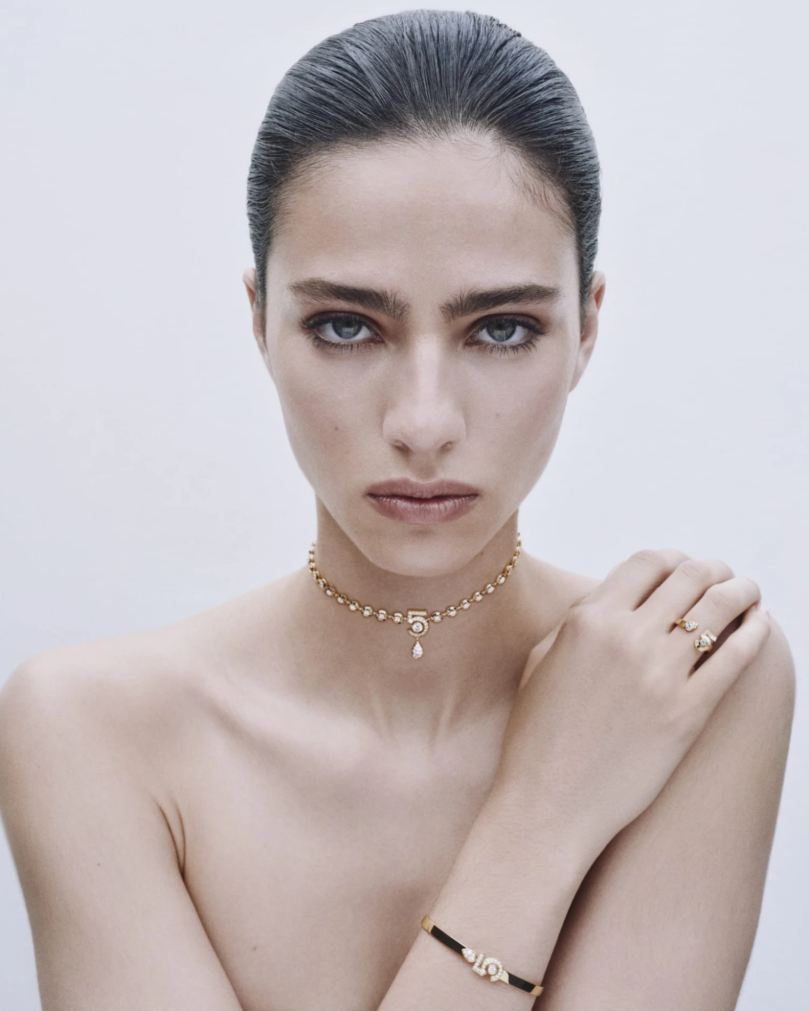 Як Chanel перетворила аромат N°5 на ювелірну ікону