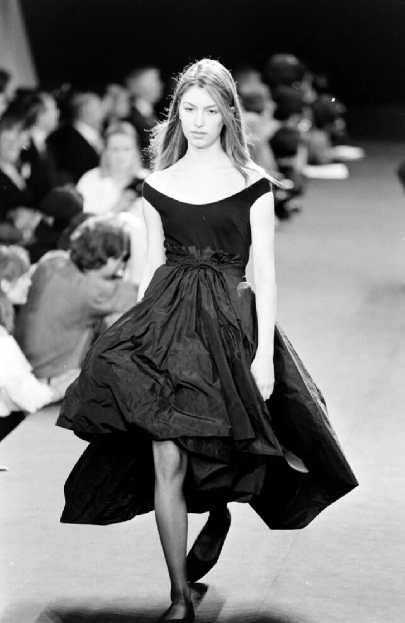 Софія Коппола на подіумі для показу Donna Karan осінь-зима 1994-1995.