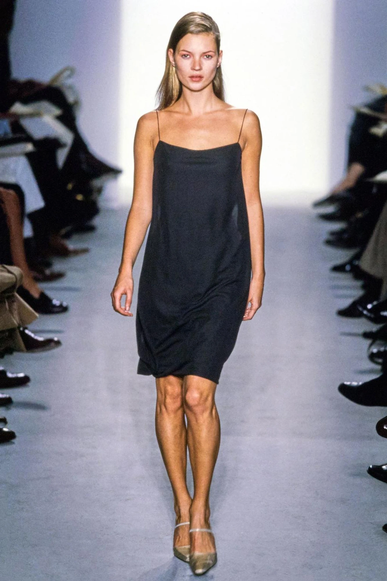 Кейт мосс на показі Calvin Klein ready-to-wear осінь/зима '97/'98