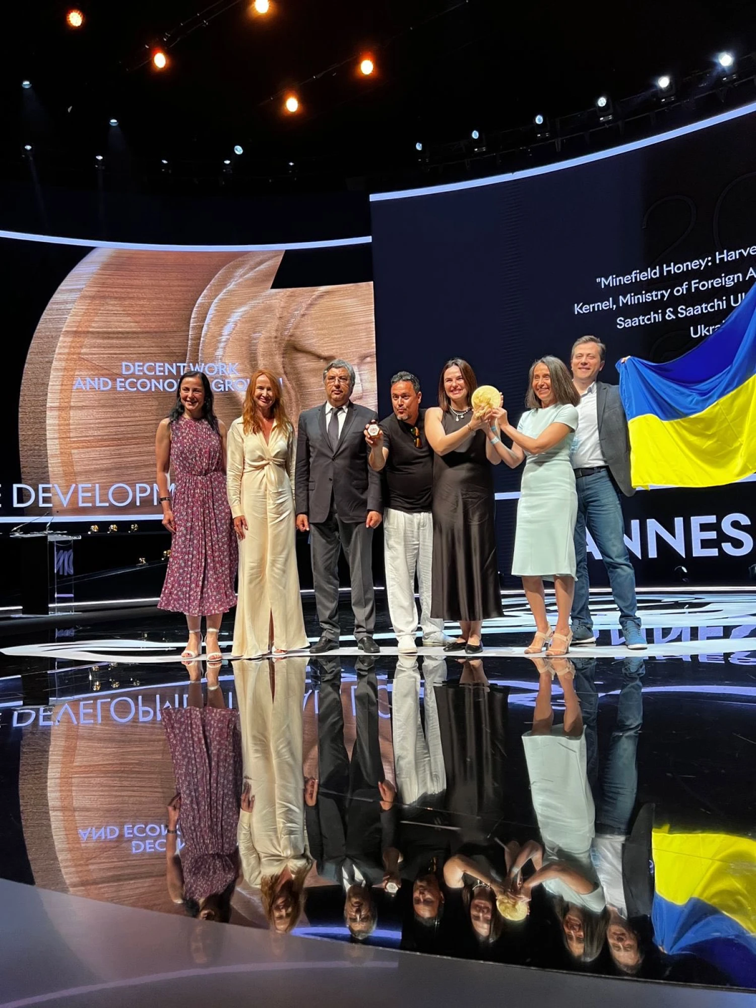 Minefield Honey: Harvesting Hope від Saatchi&Saatchi Ukraine здобула золото на фестивалі Каннські леви
