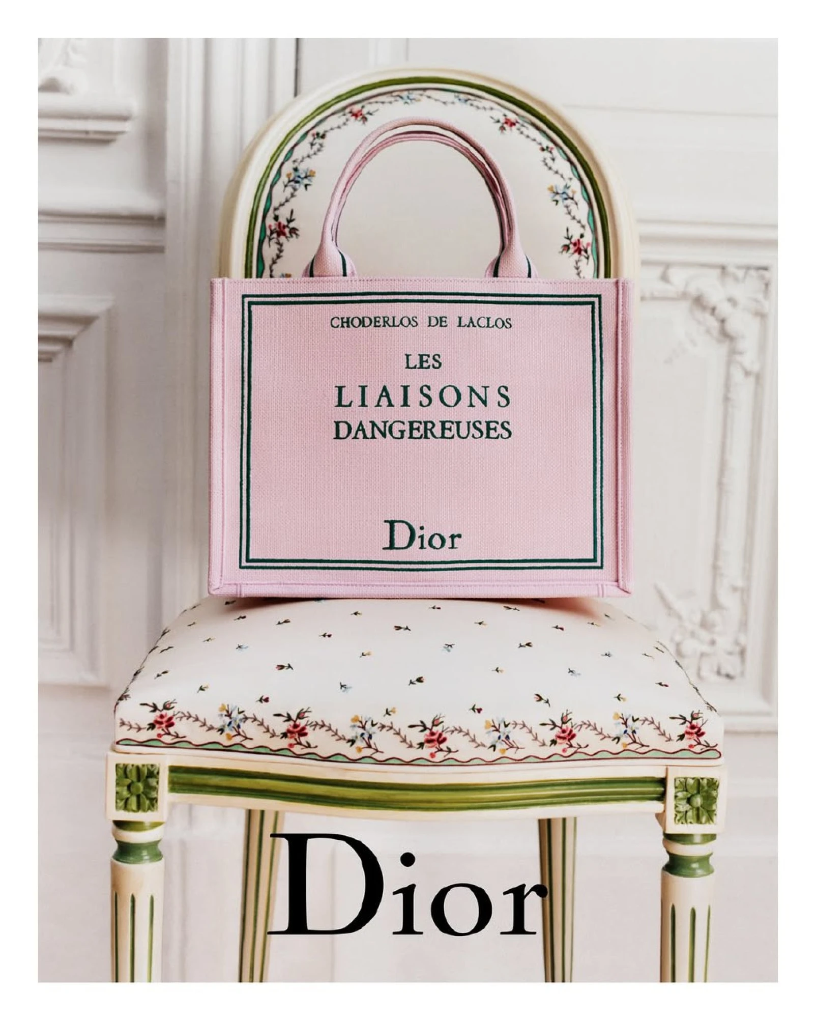 Сумка Dior Book Tote від креативного директора Джонатана Андерсона 