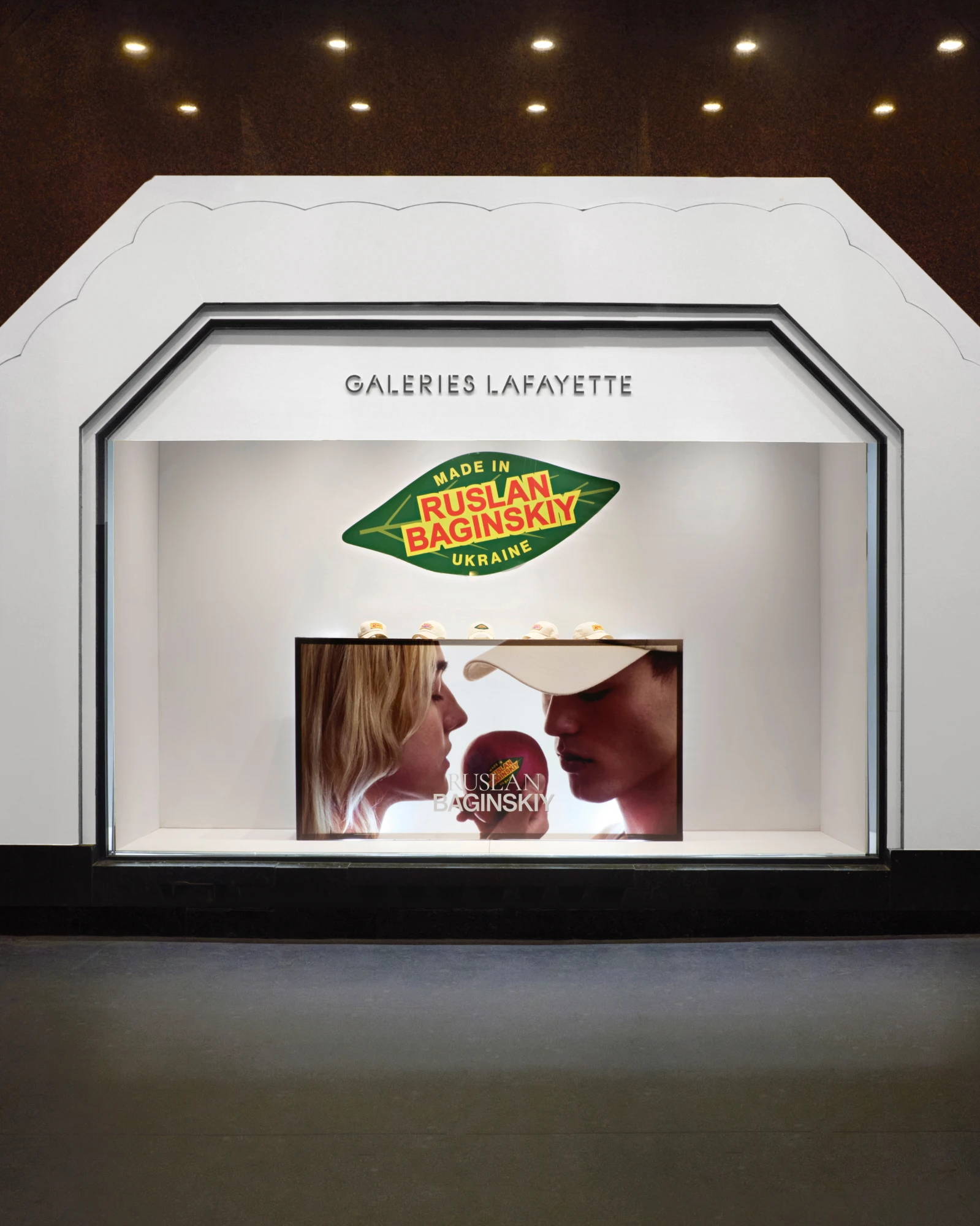 Ruslan Baginskiy оформив вітрини Galeries Lafayette і відкрив pop-up у головному універмазі Франції