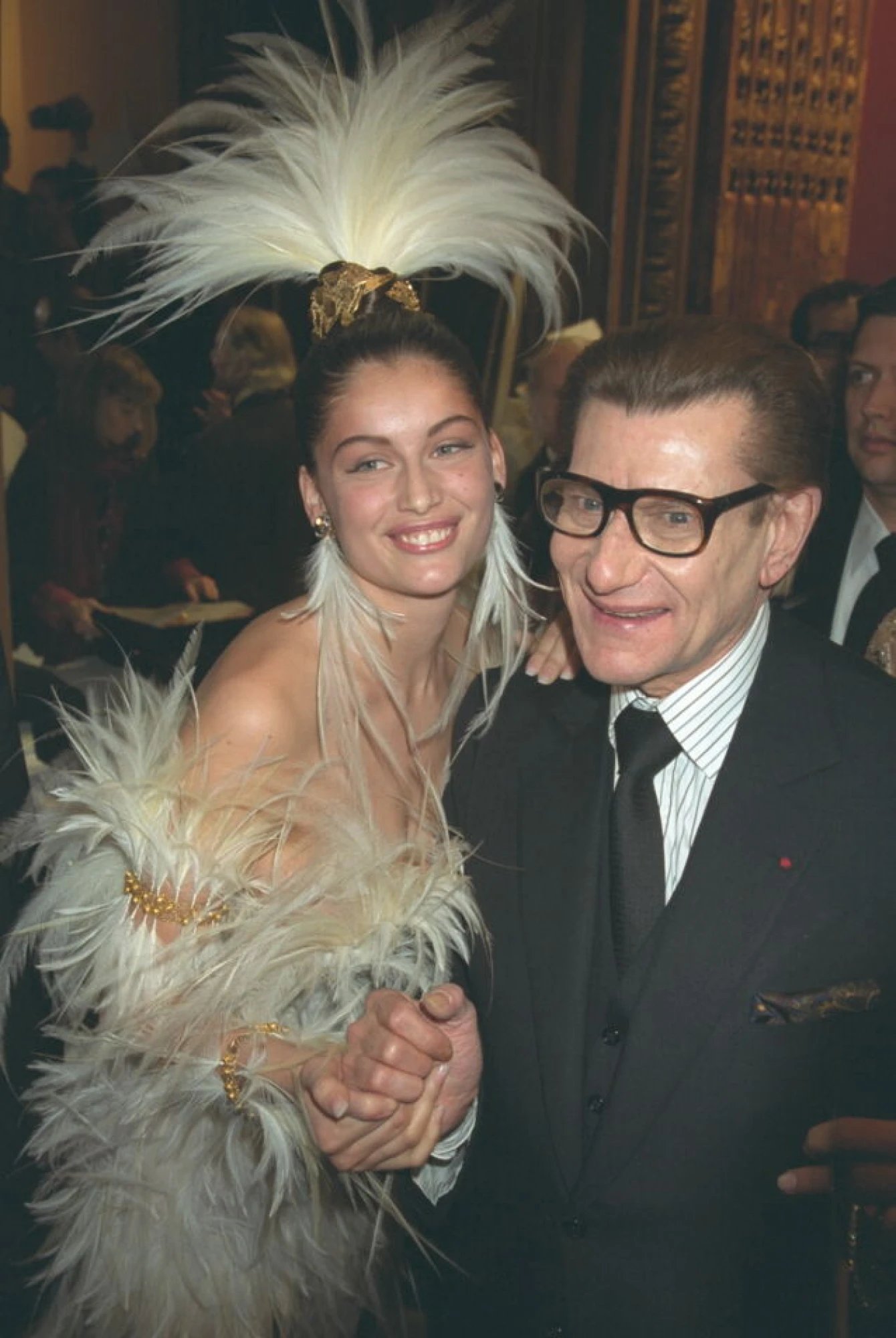 Ів Сен-Лоран і Лаетіція Каста на показі колекції Haute Couture весна-літо 2000 року.