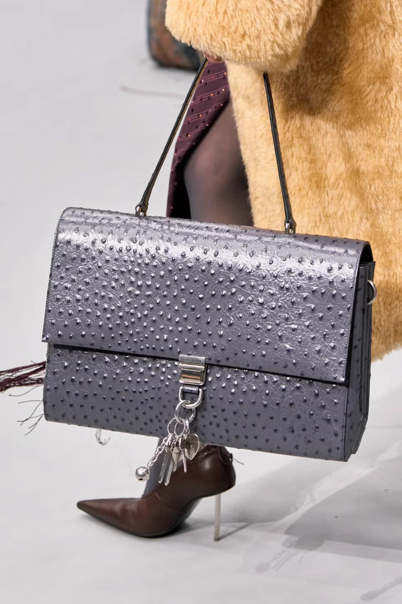  Ефект страуса Acne Studios