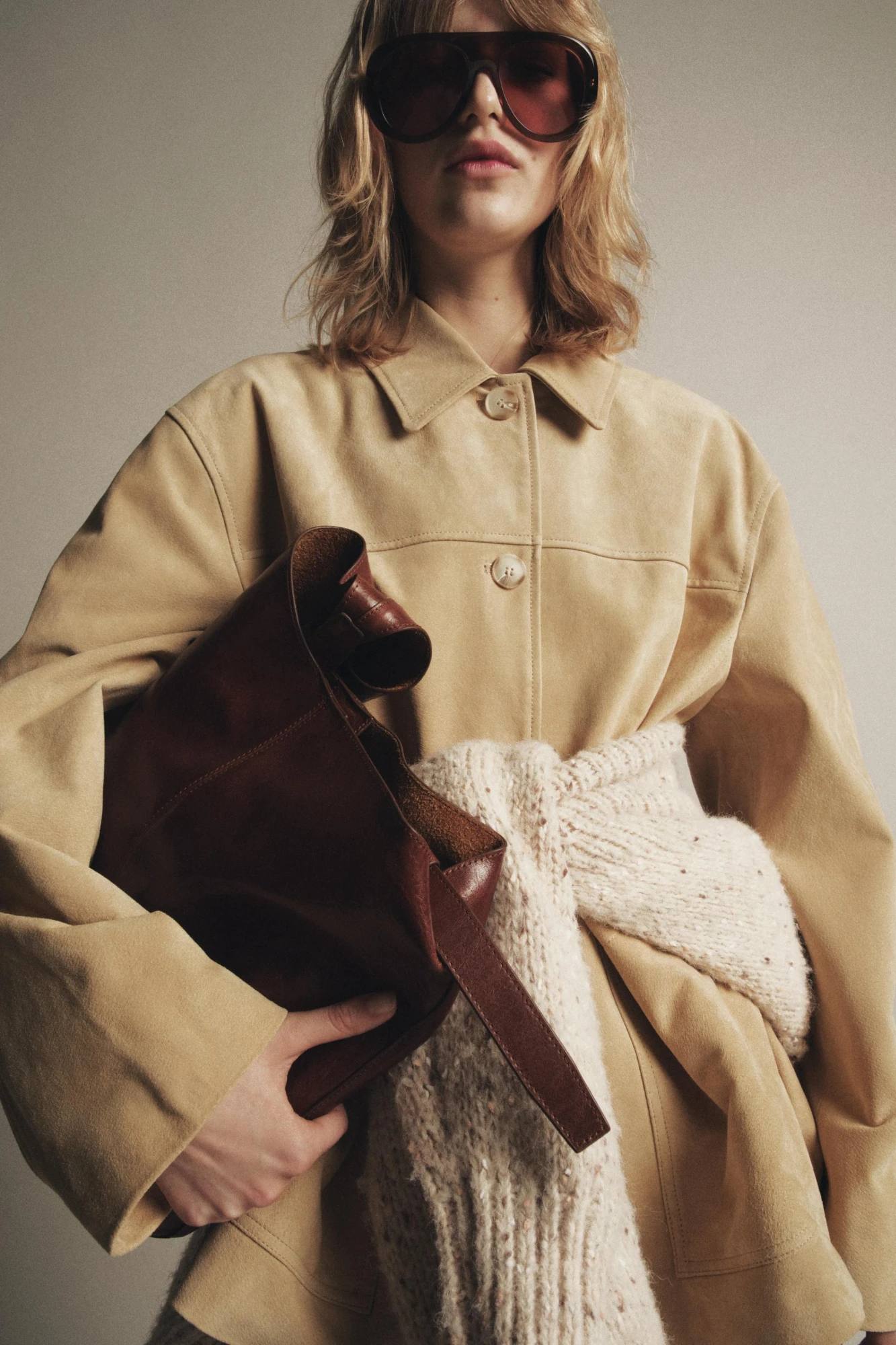 Короткий тренч та джинси Zara