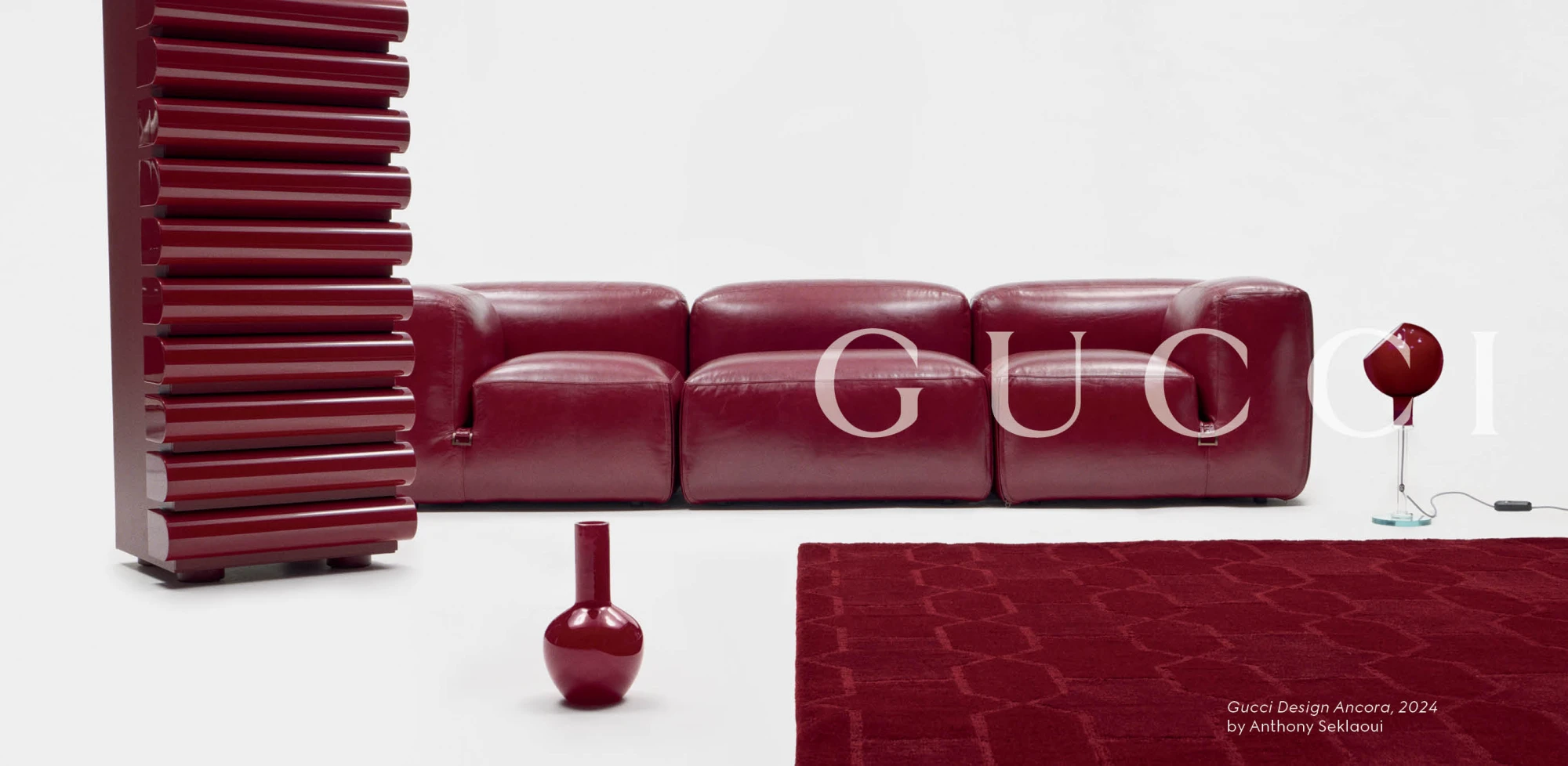 Gucci представляє пʼять іконічних предметів дизайну у своєму флагманському магазині 
