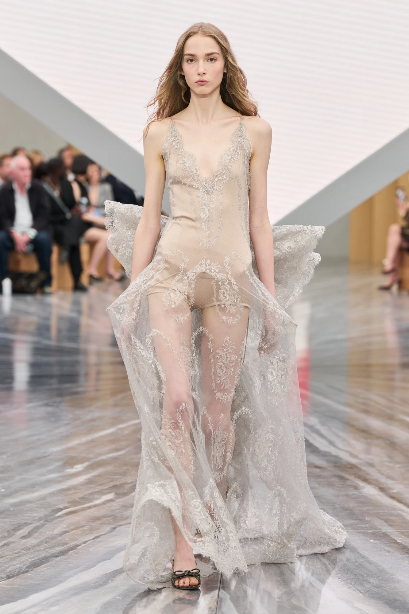 Christian Dior весна-літо — 2026: Джонатан Андерсон представив свою дебютну жіночу колекцію