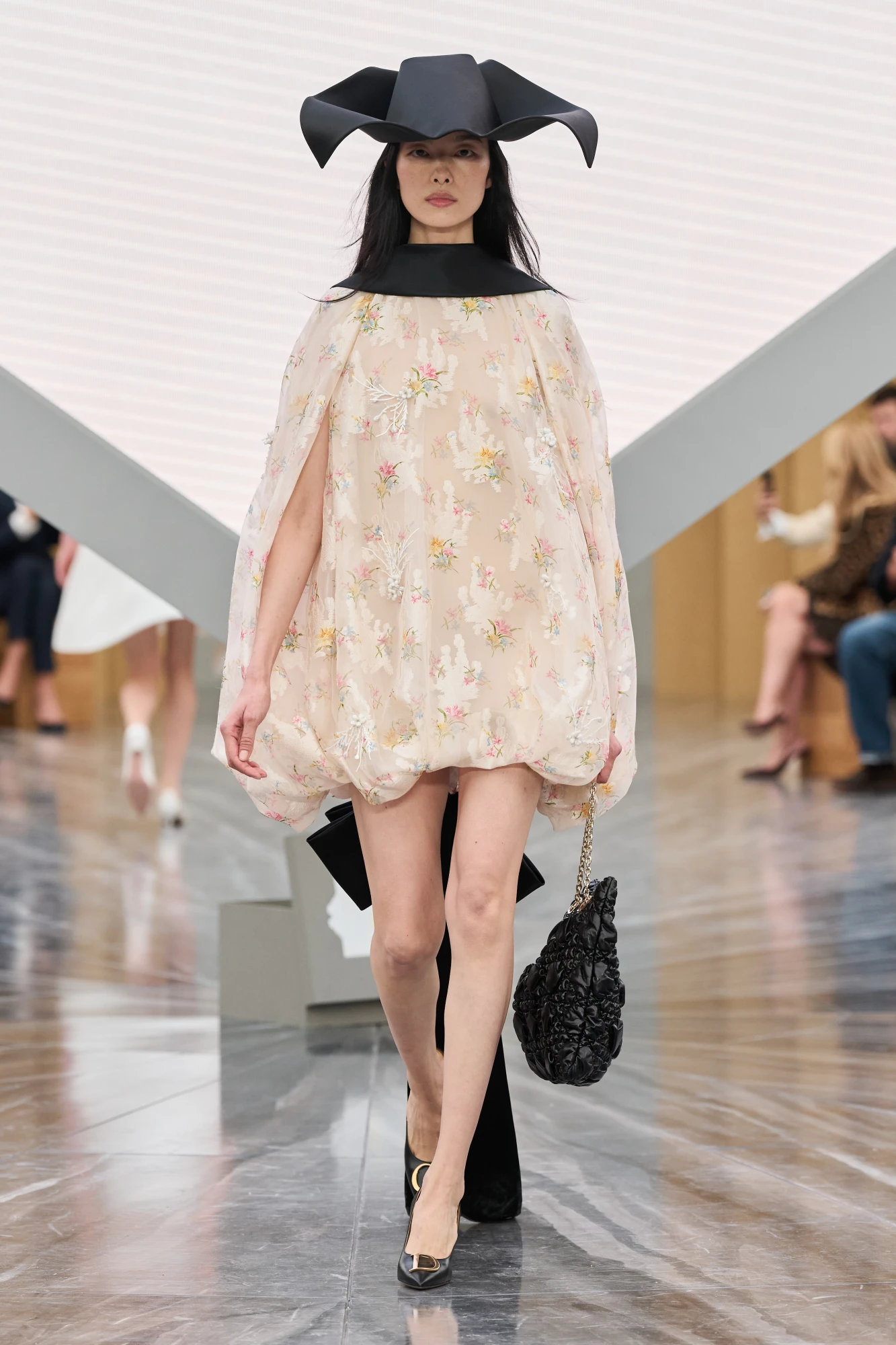 Christian Dior весна-літо — 2026: Джонатан Андерсон представив свою дебютну жіночу колекцію