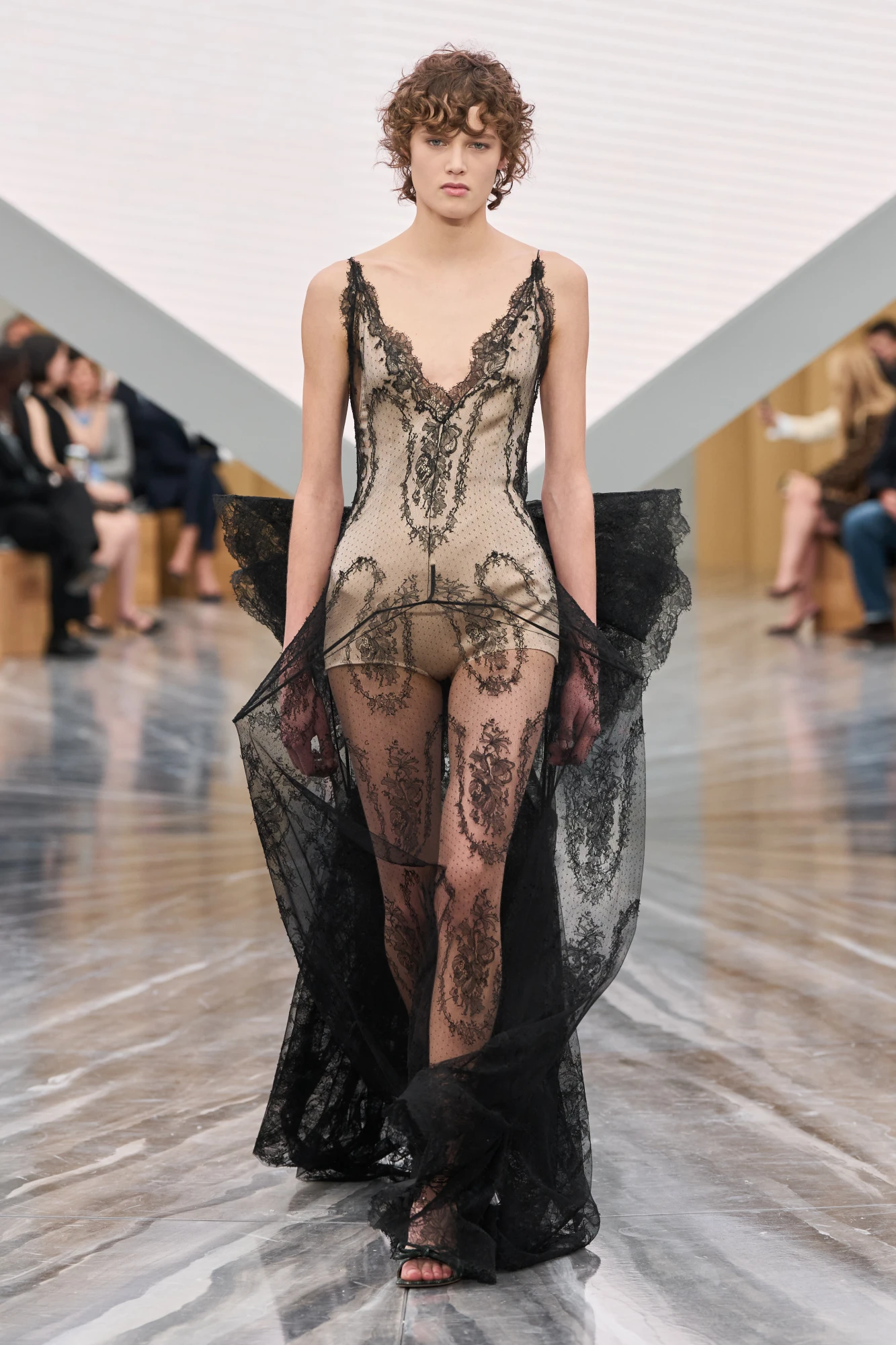 Christian Dior весна-літо — 2026: Джонатан Андерсон представив свою дебютну жіночу колекцію