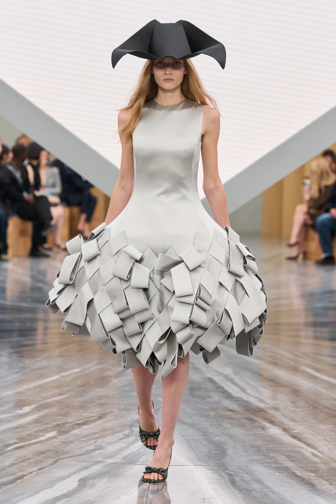Christian Dior весна-літо — 2026: Джонатан Андерсон представив свою дебютну жіночу колекцію