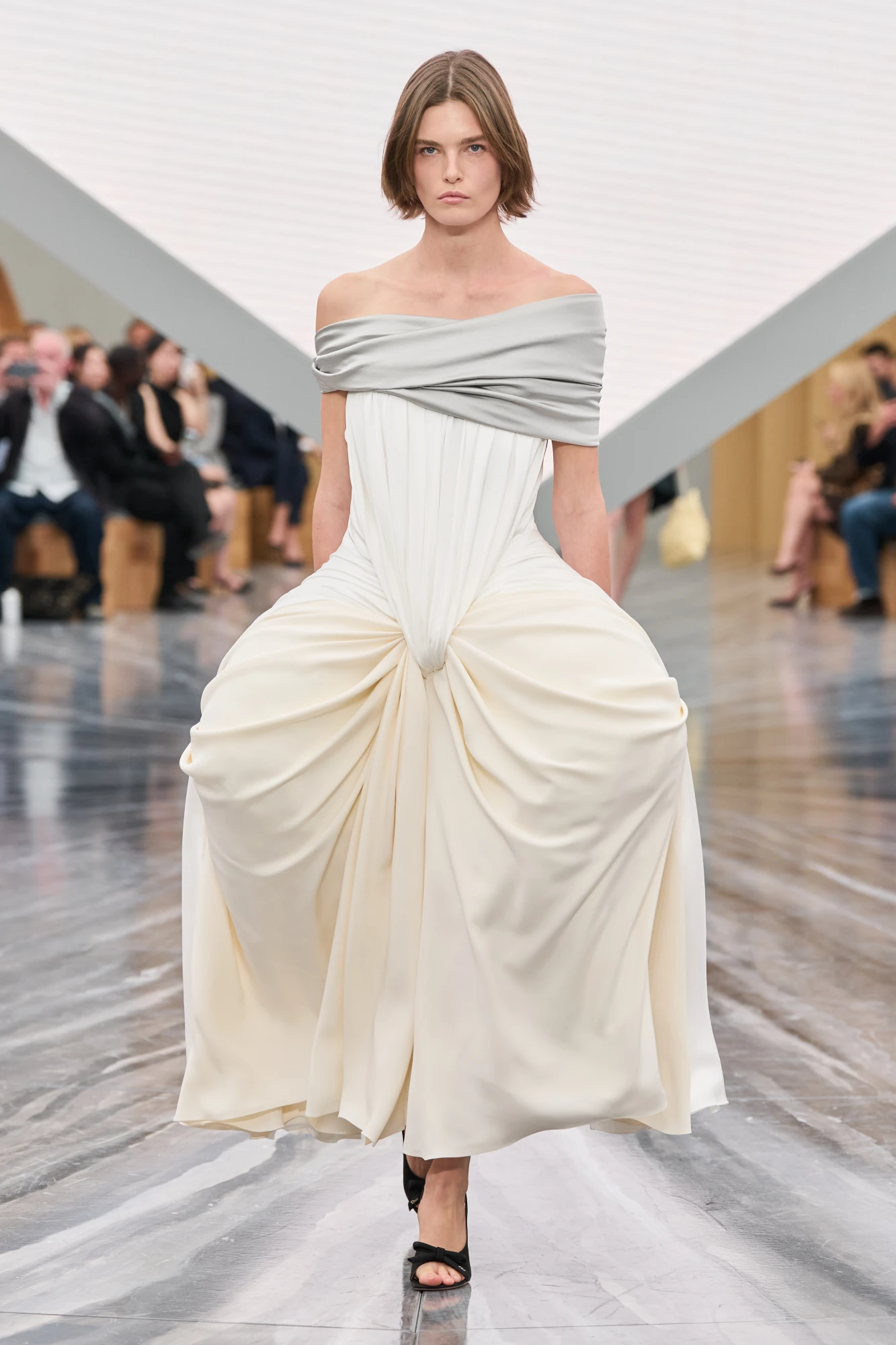 Christian Dior весна-літо — 2026: Джонатан Андерсон представив свою дебютну жіночу колекцію