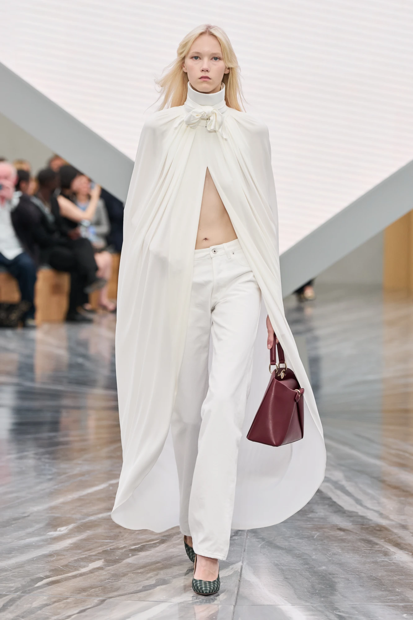 Christian Dior весна-літо — 2026: Джонатан Андерсон представив свою дебютну жіночу колекцію