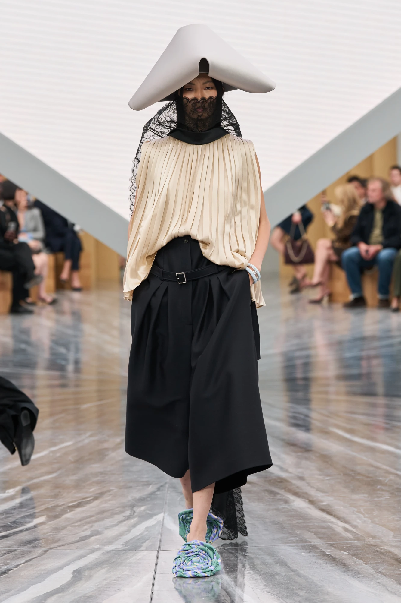Christian Dior весна-літо — 2026: Джонатан Андерсон представив свою дебютну жіночу колекцію