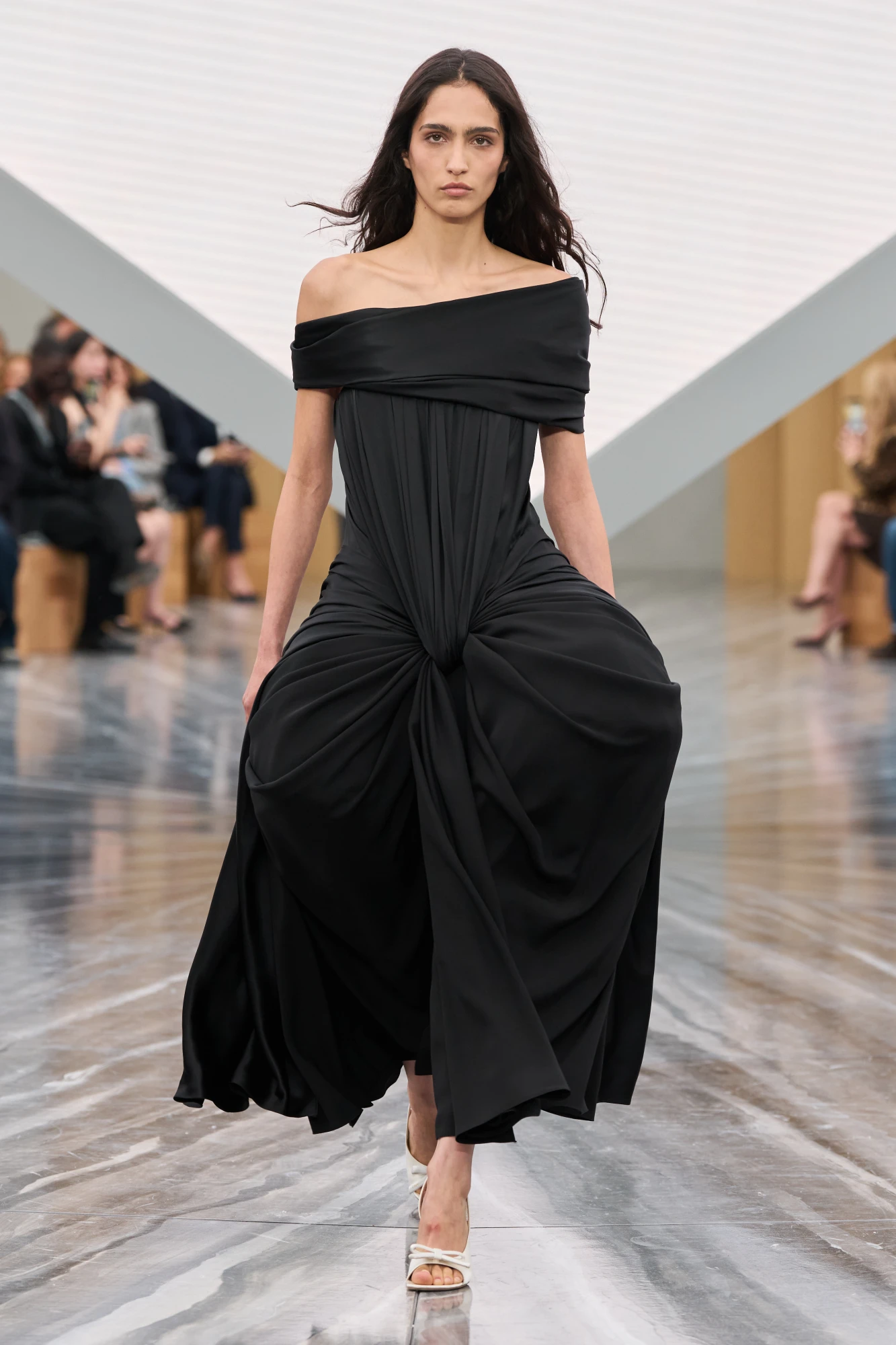 Christian Dior весна-літо — 2026: Джонатан Андерсон представив свою дебютну жіночу колекцію