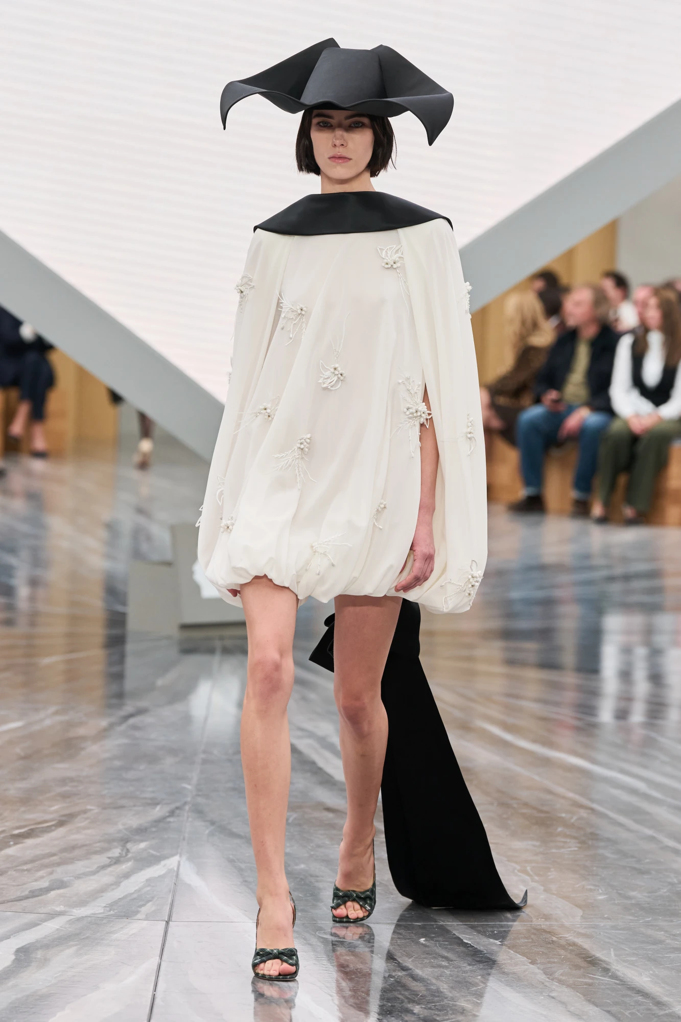 Christian Dior весна-літо — 2026: Джонатан Андерсон представив свою дебютну жіночу колекцію