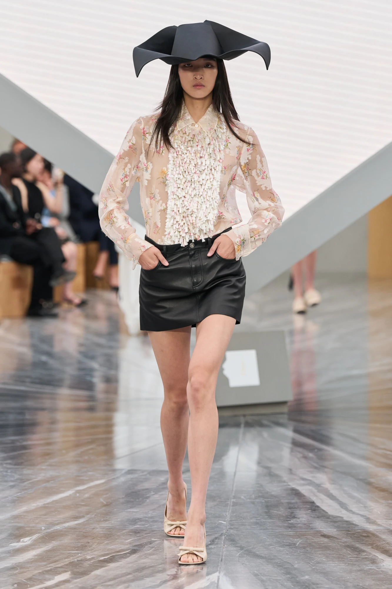 Christian Dior весна-літо — 2026: Джонатан Андерсон представив свою дебютну жіночу колекцію