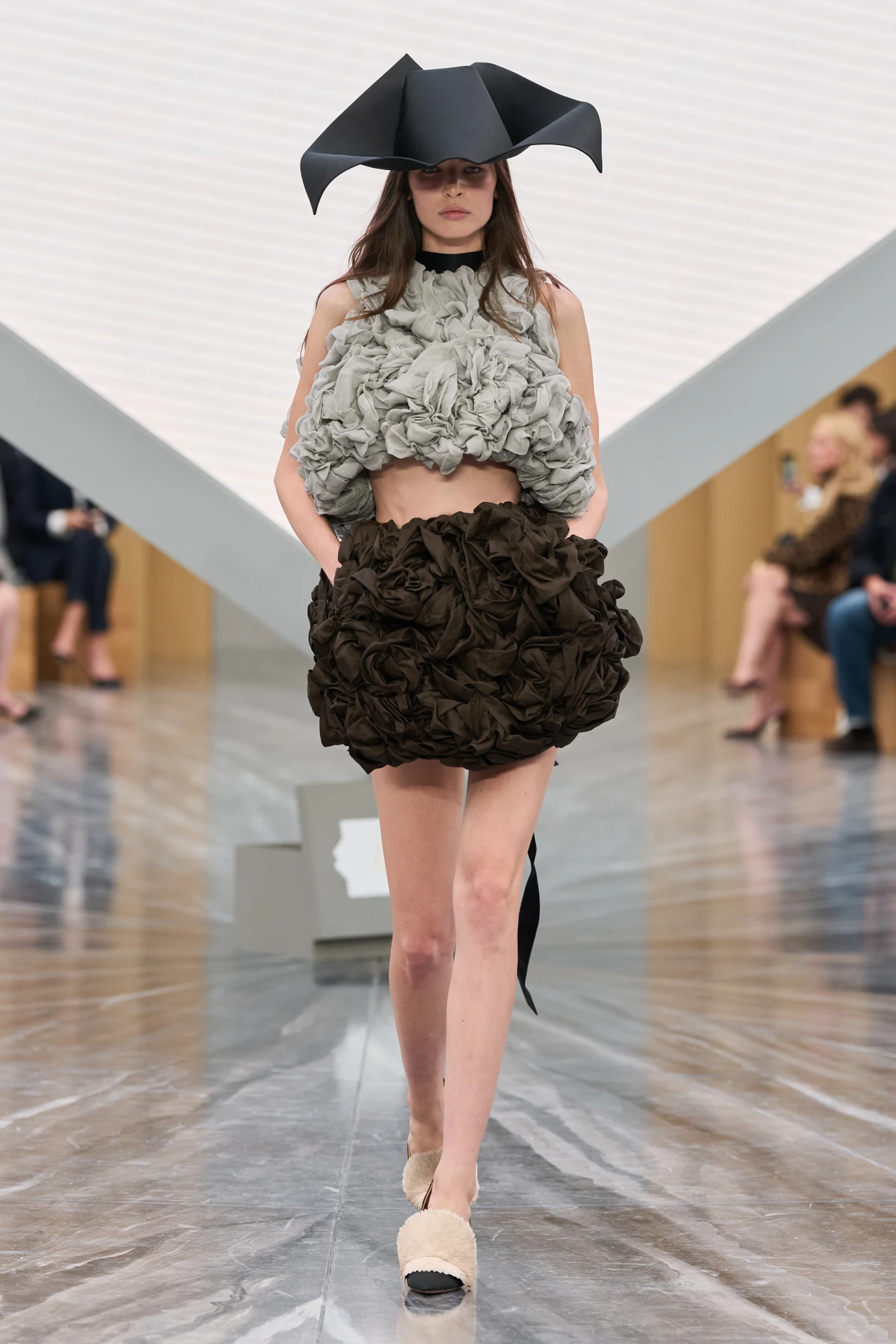 Christian Dior весна-літо — 2026: Джонатан Андерсон представив свою дебютну жіночу колекцію