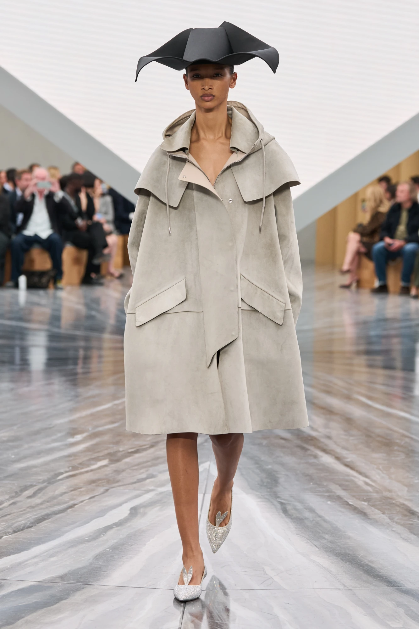 Christian Dior весна-літо — 2026: Джонатан Андерсон представив свою дебютну жіночу колекцію