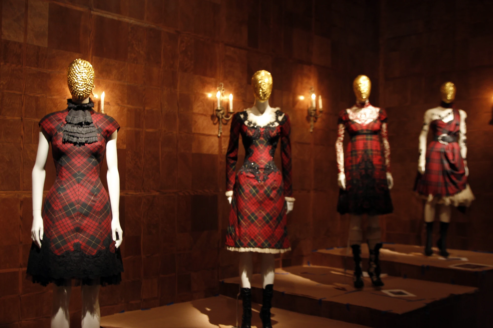 Alexander McQueen осінь-зима — 1995 Highland Rape, виставка Alexander McQueen: Savage Beauty