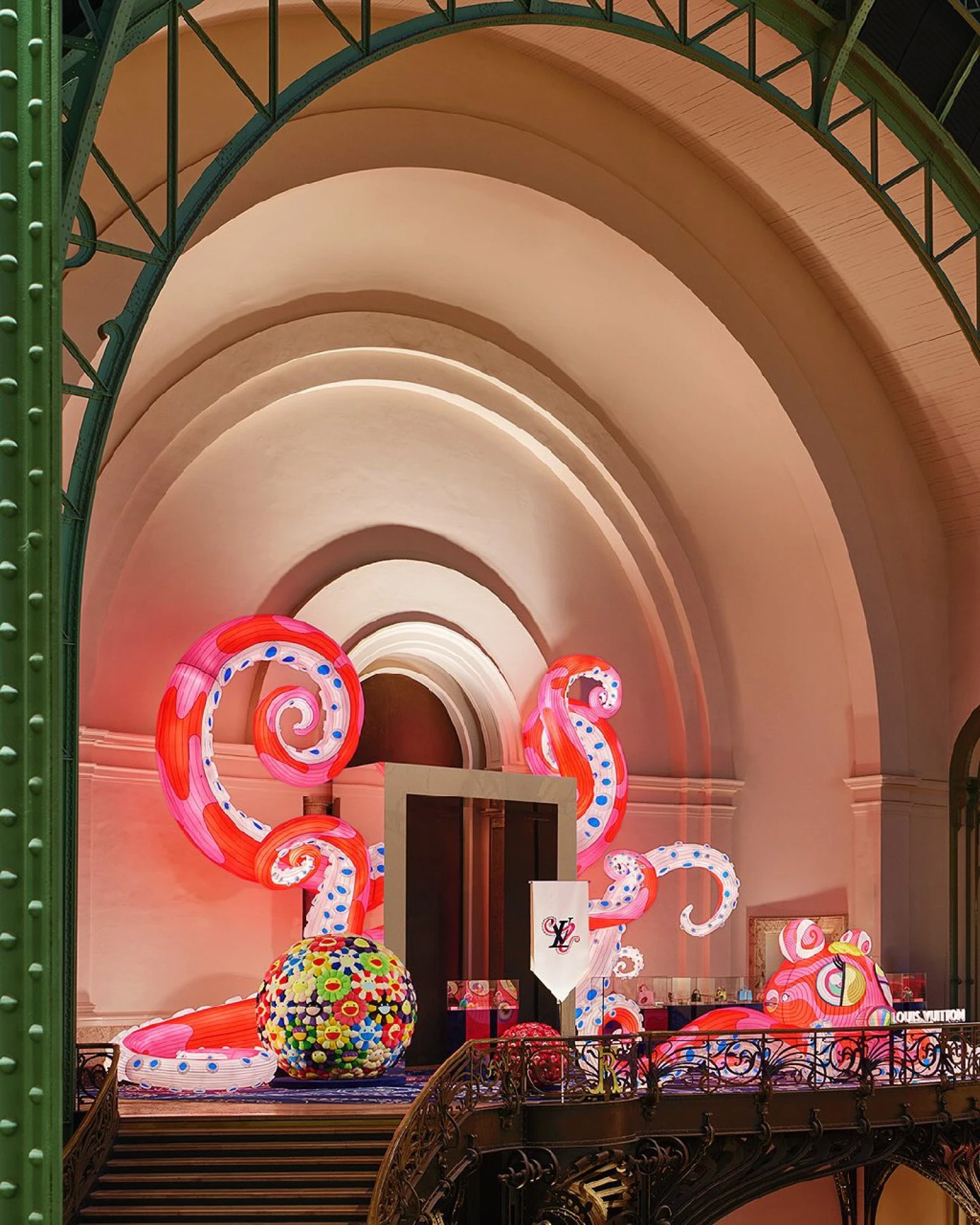 Louis Vuitton і Такасі Муракамі представили нову колекцію на ярмарці Art Basel у Парижі 