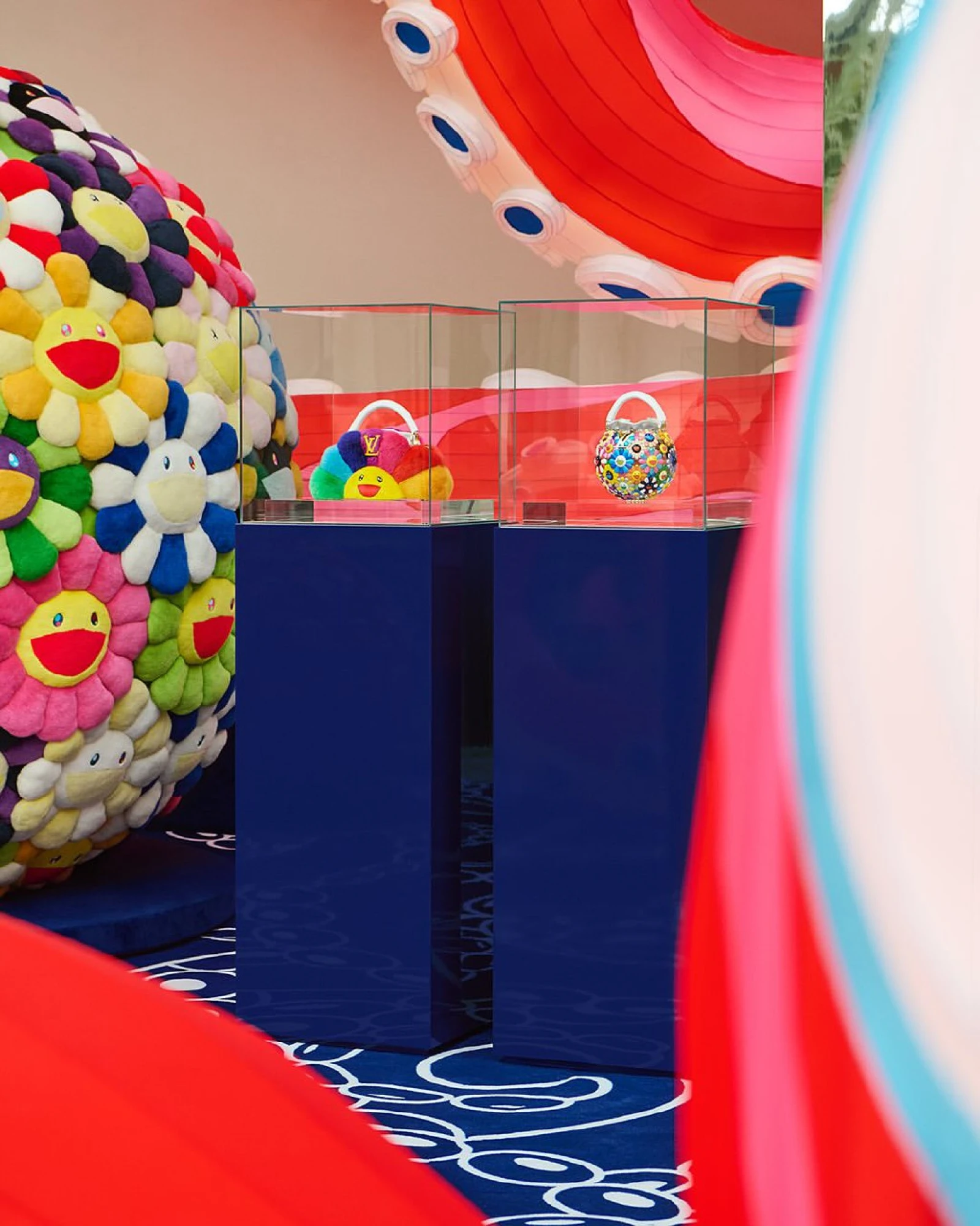 Louis Vuitton і Такасі Муракамі представили нову колекцію на ярмарці Art Basel у Парижі 