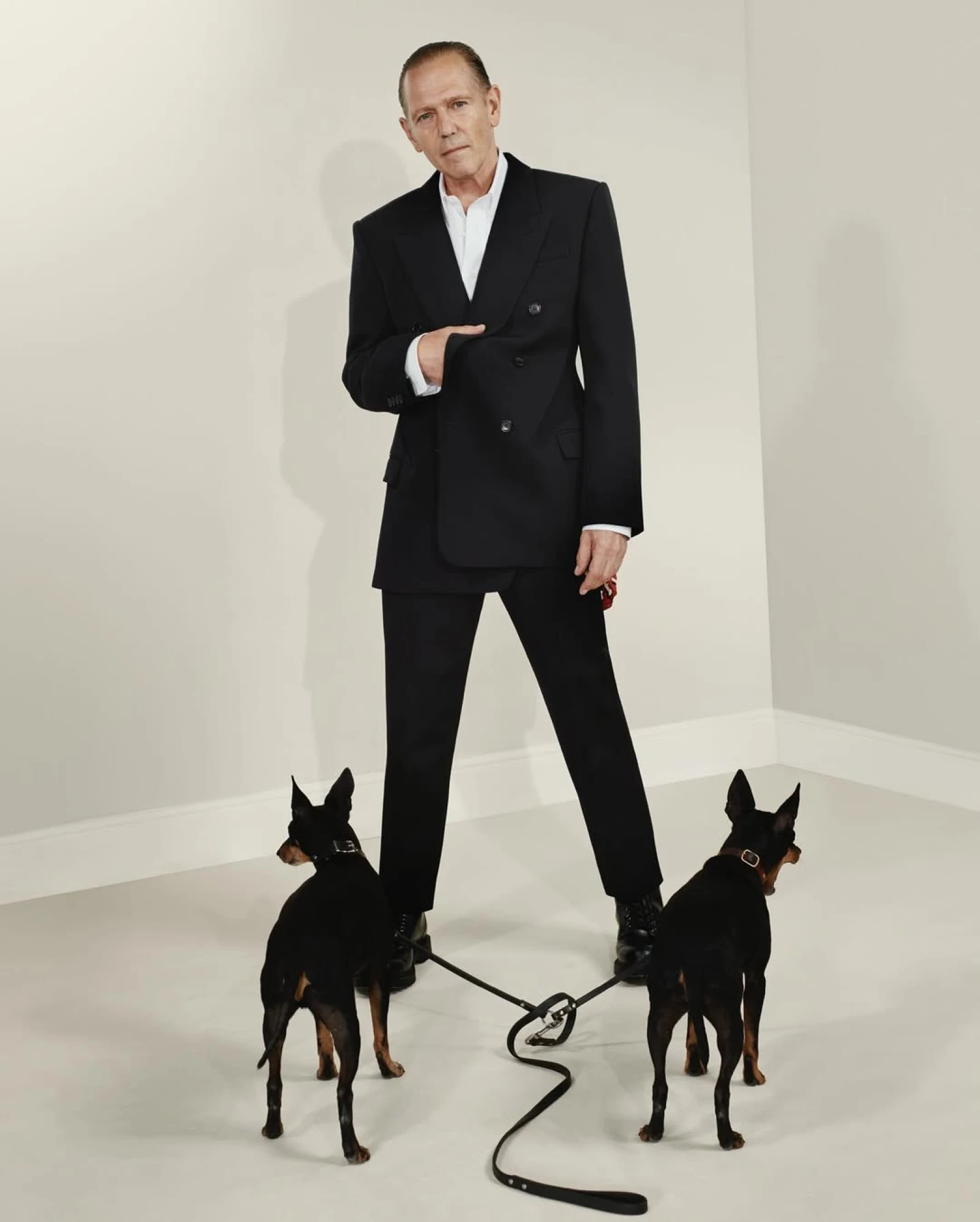 Пол Сімонон у новій рекламній кампанії Givenchy від Сари Бертон 