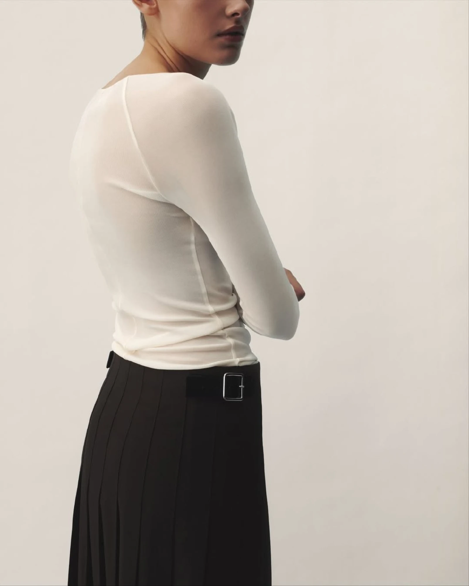 Капсульний гардероб на зиму 2025 року: лонгслів COS