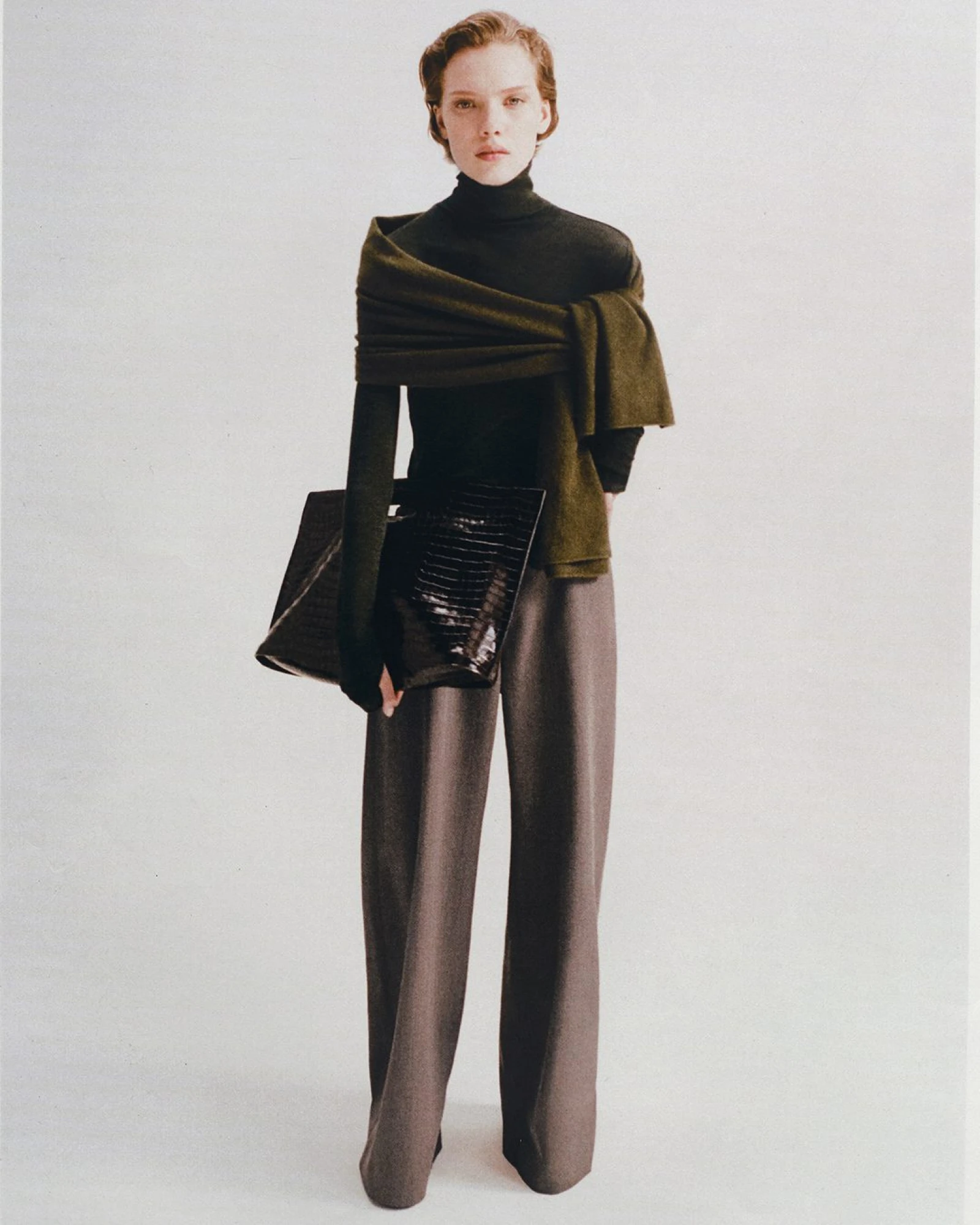 Капсульний гардероб на зиму 2025 року: брюки широкого крою COS