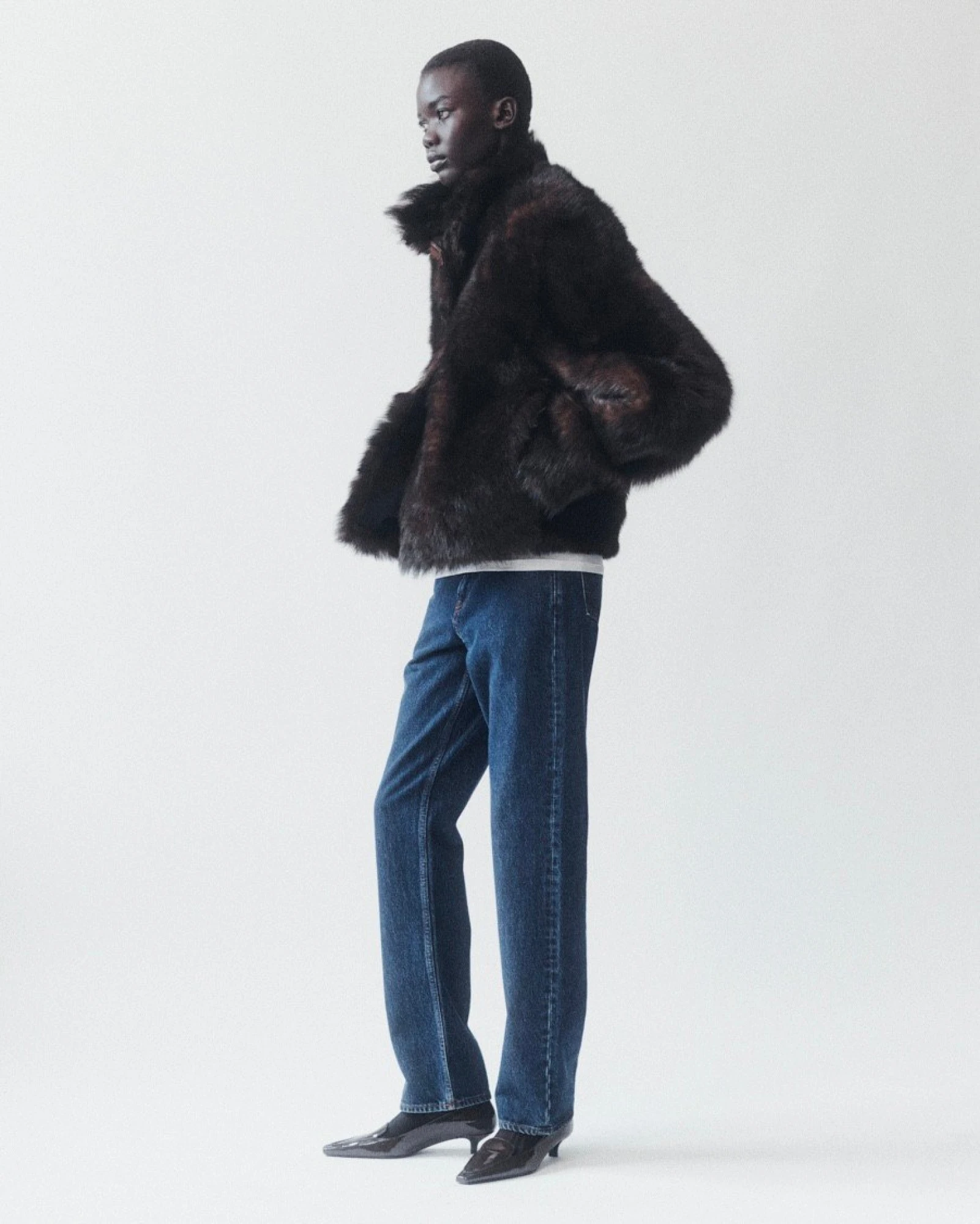 Капсульний гардероб на зиму 2025 року: джинси прямого крою Toteme