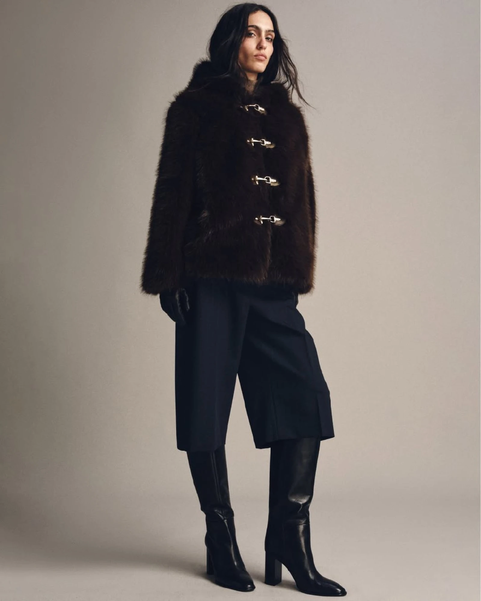 Капсульний гардероб на зиму 2025 року: високі шкіряні чоботи Zara