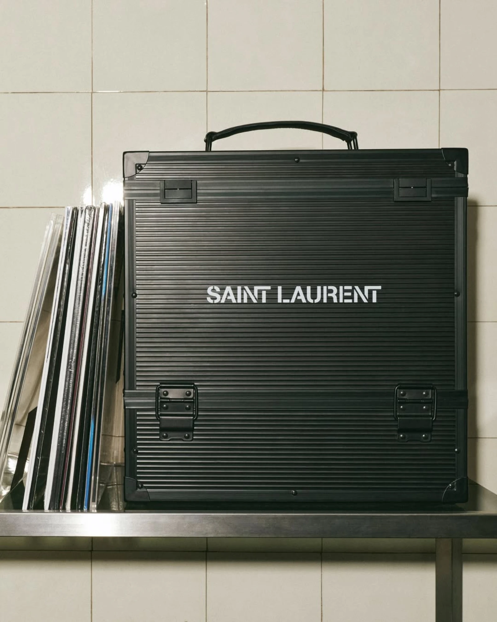 Saint Laurent випустив ексклюзивний адвент-календар із платівками, зібраний особисто Ентоні Ваккарелло