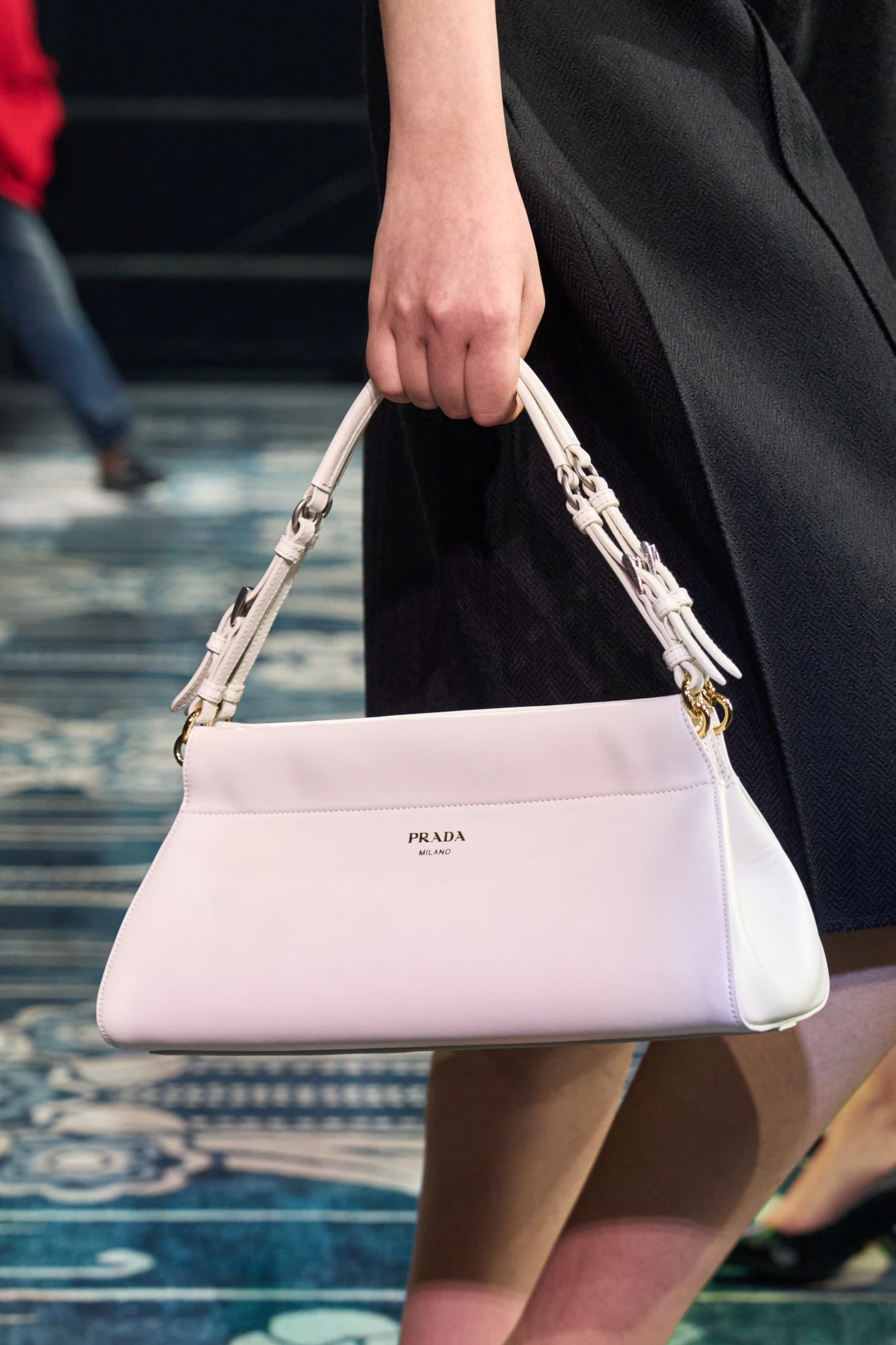 Головні тренди сумок сезону осінь-зима — 2025/26: сумка з верхньою ручкою