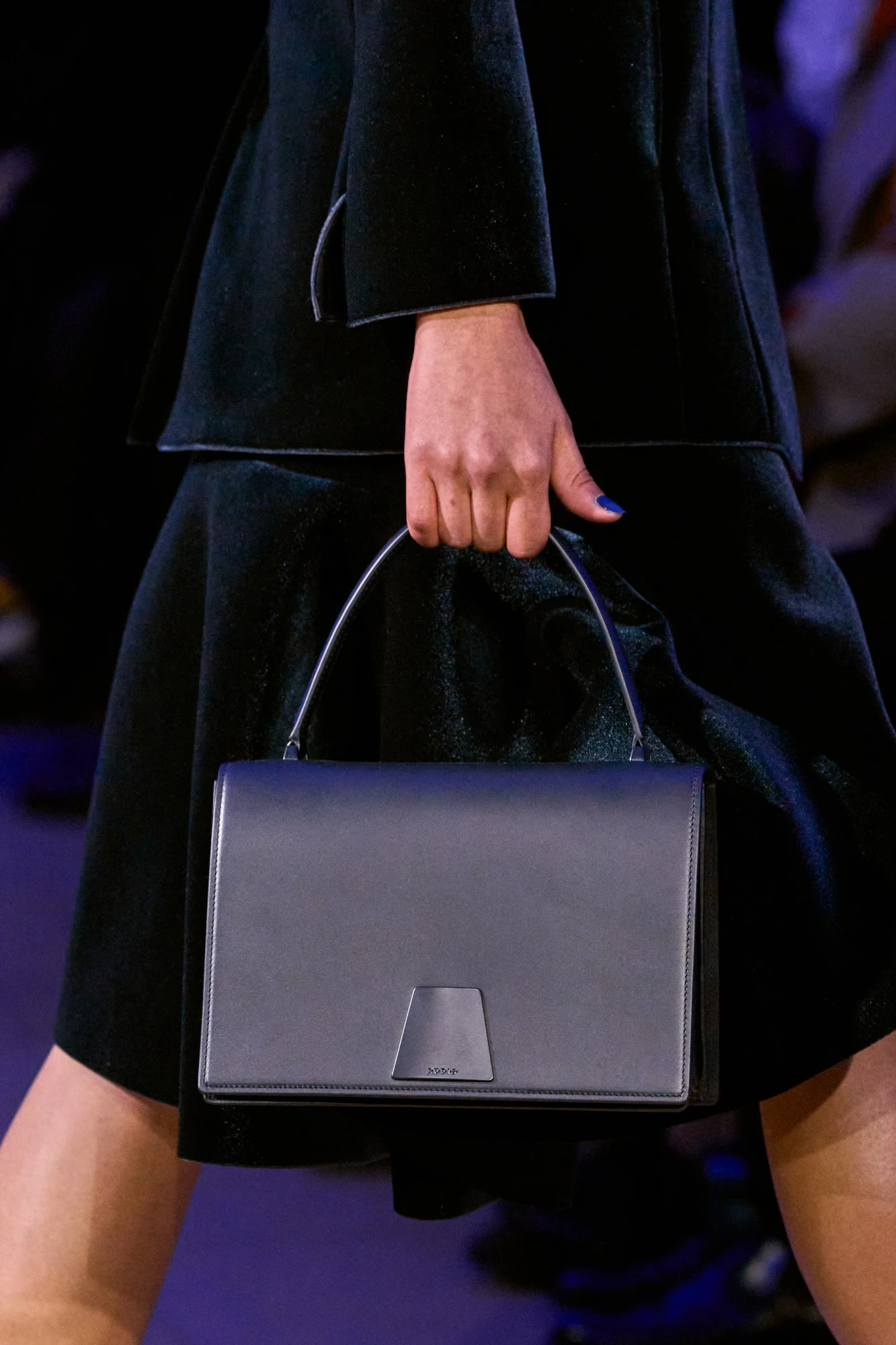 Головні тренди сумок сезону осінь-зима — 2025/26: сумка з верхньою ручкою