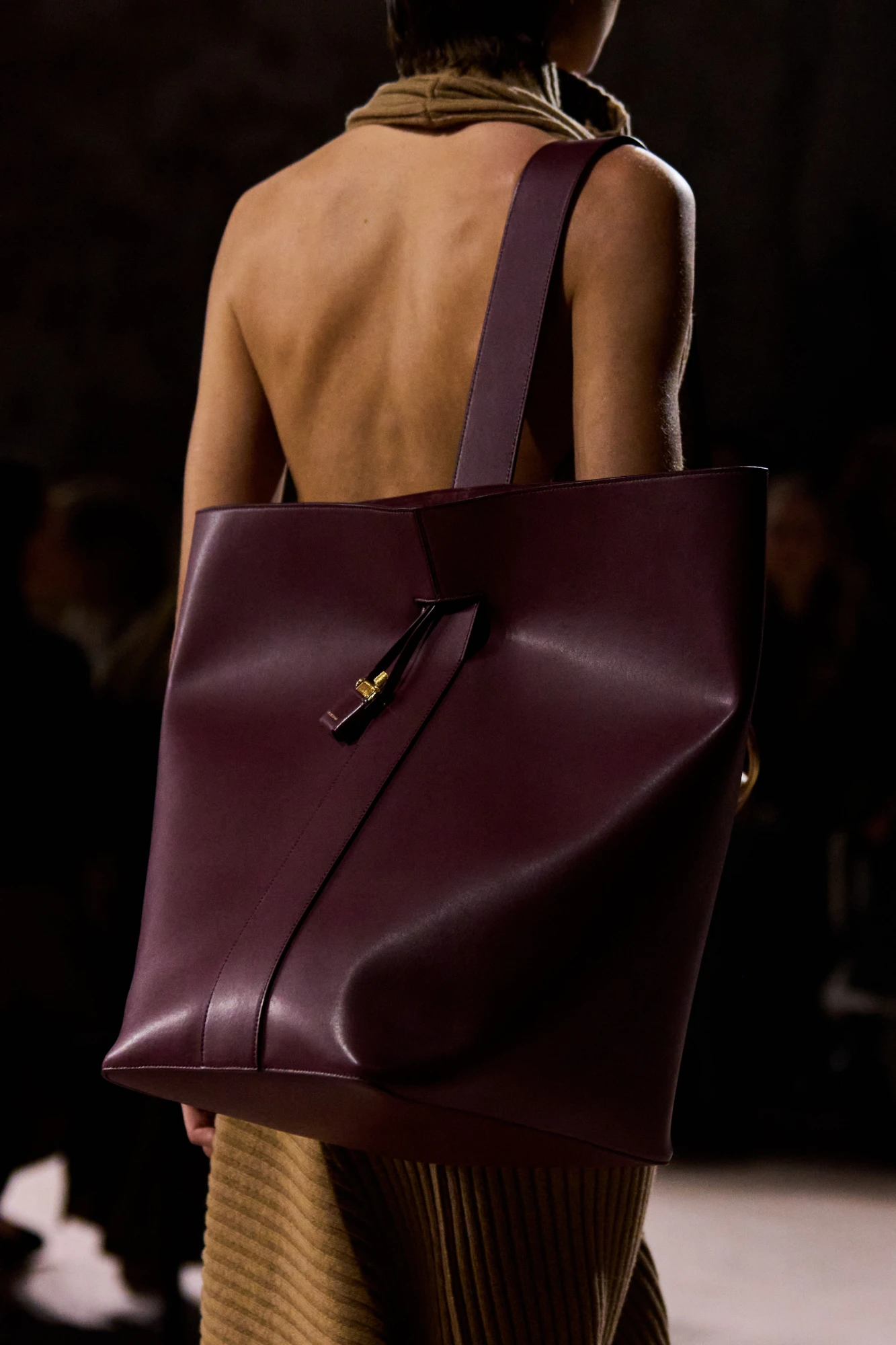 Головні тренди сумок сезону осінь-зима — 2025/26: містка сумка