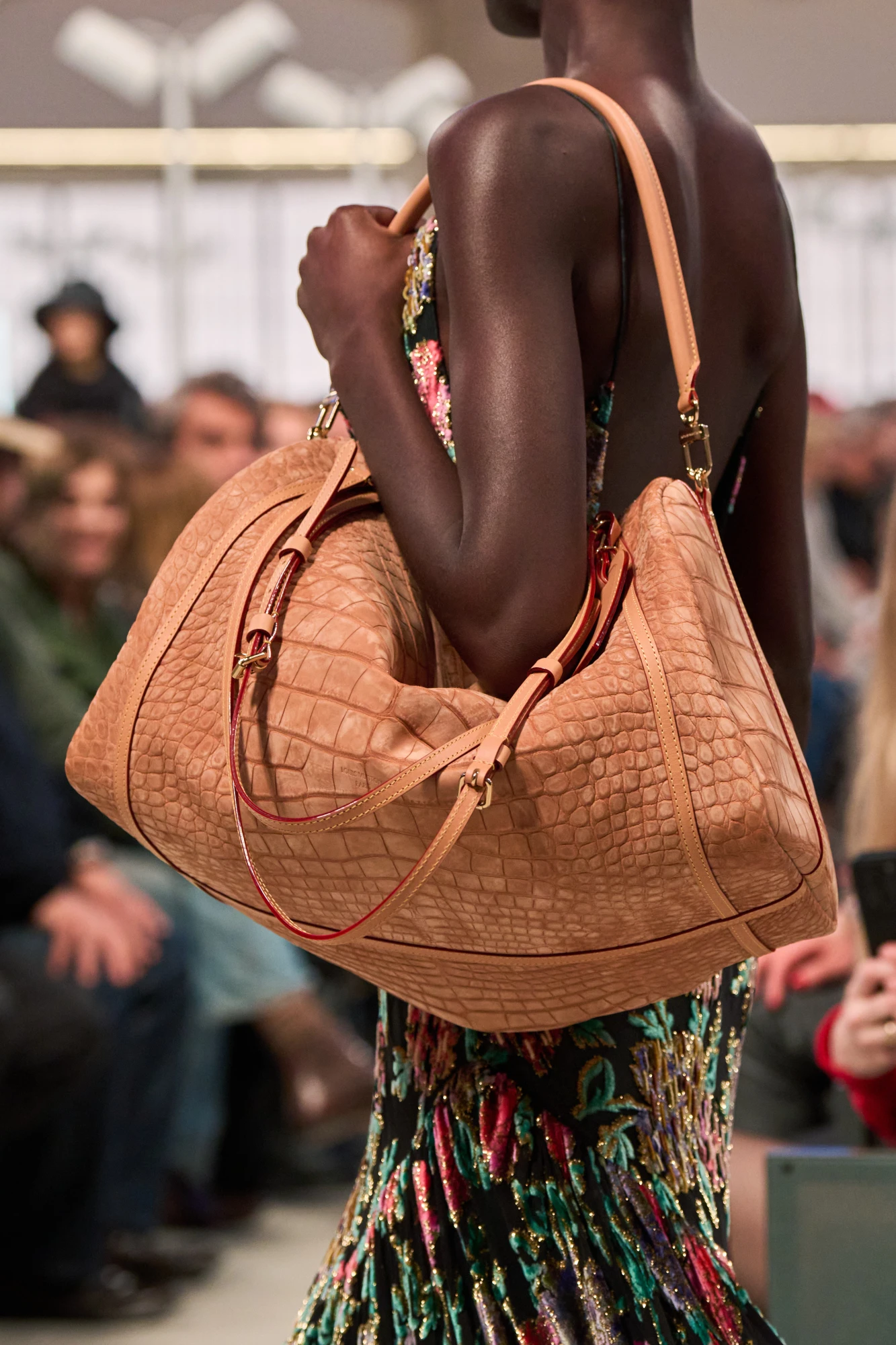 Головні тренди сумок сезону осінь-зима — 2025/26: містка сумка