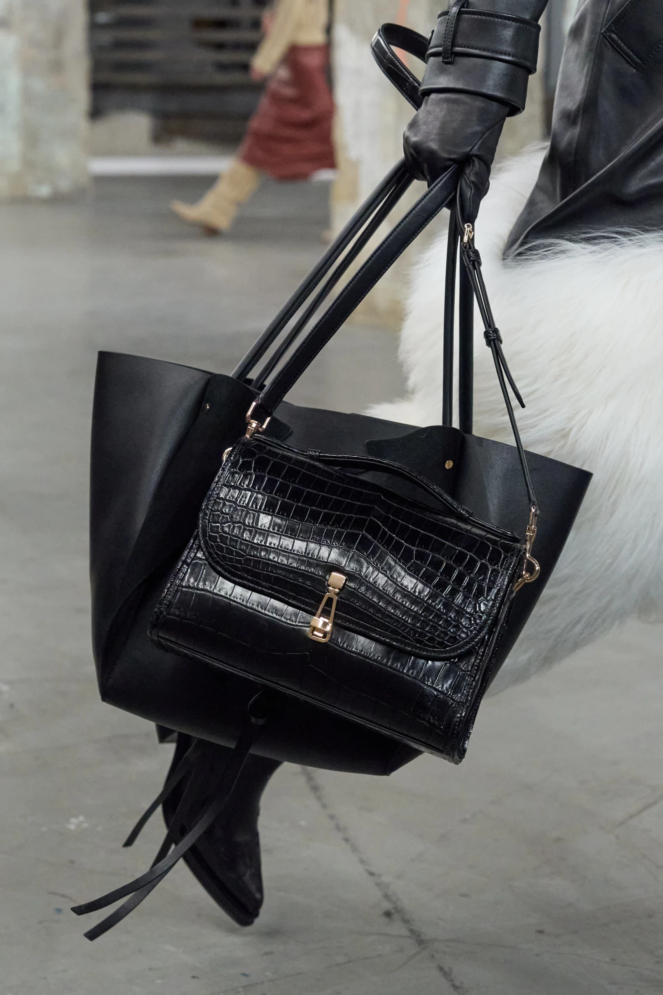 Головні тренди сумок сезону осінь-зима — 2025/26: дві сумки в одному аутфіті 