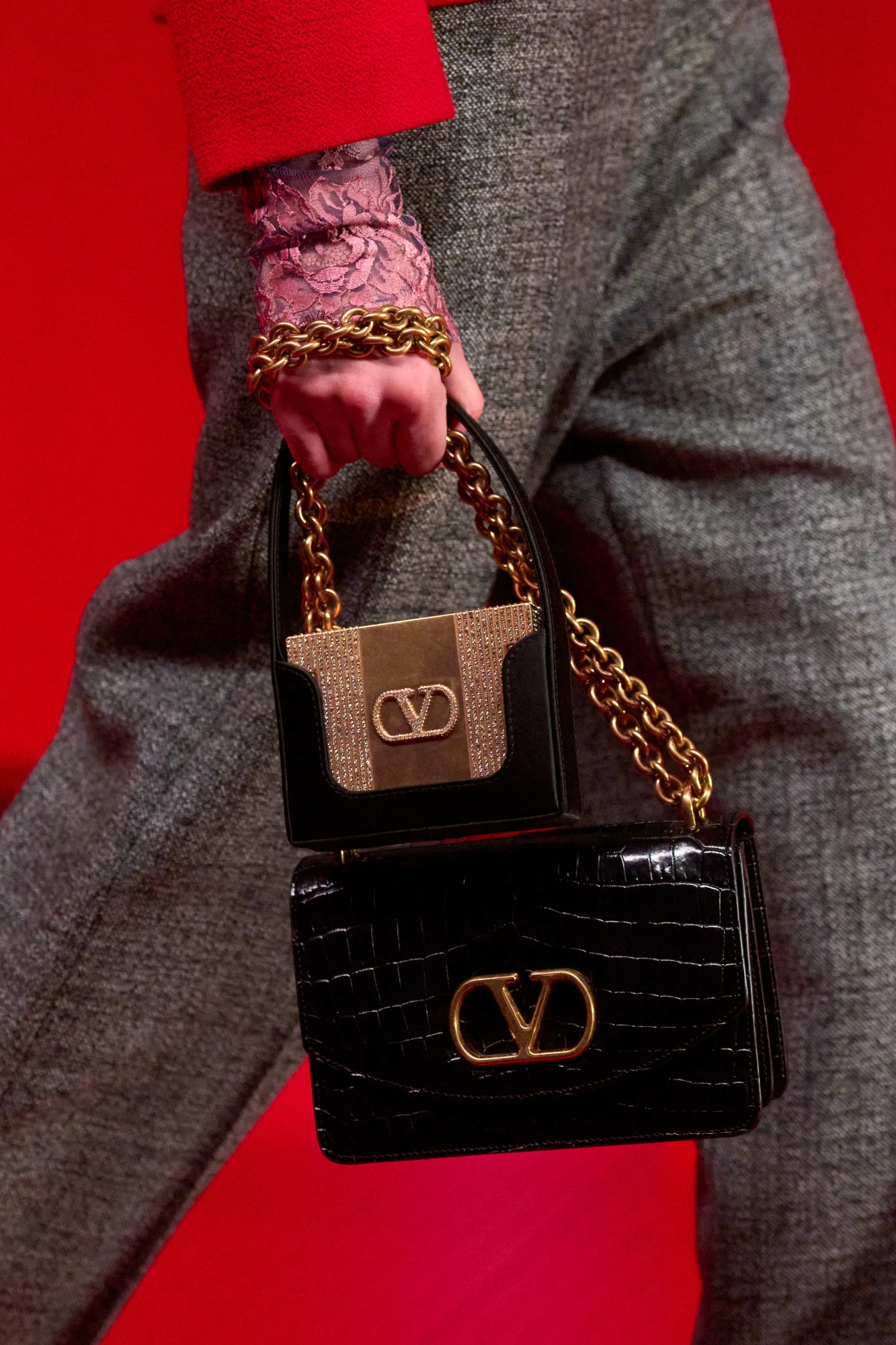 Головні тренди сумок сезону осінь-зима — 2025/26: дві сумки в одному аутфіті 