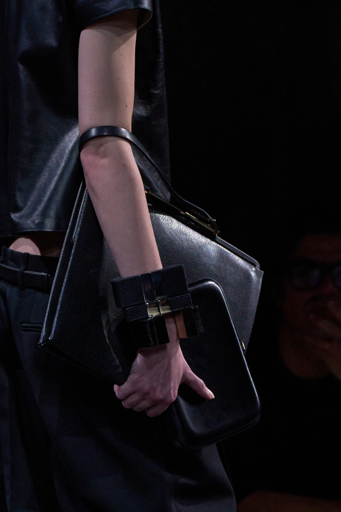 Головні тренди сумок сезону осінь-зима — 2025/26: дві сумки в одному аутфіті 