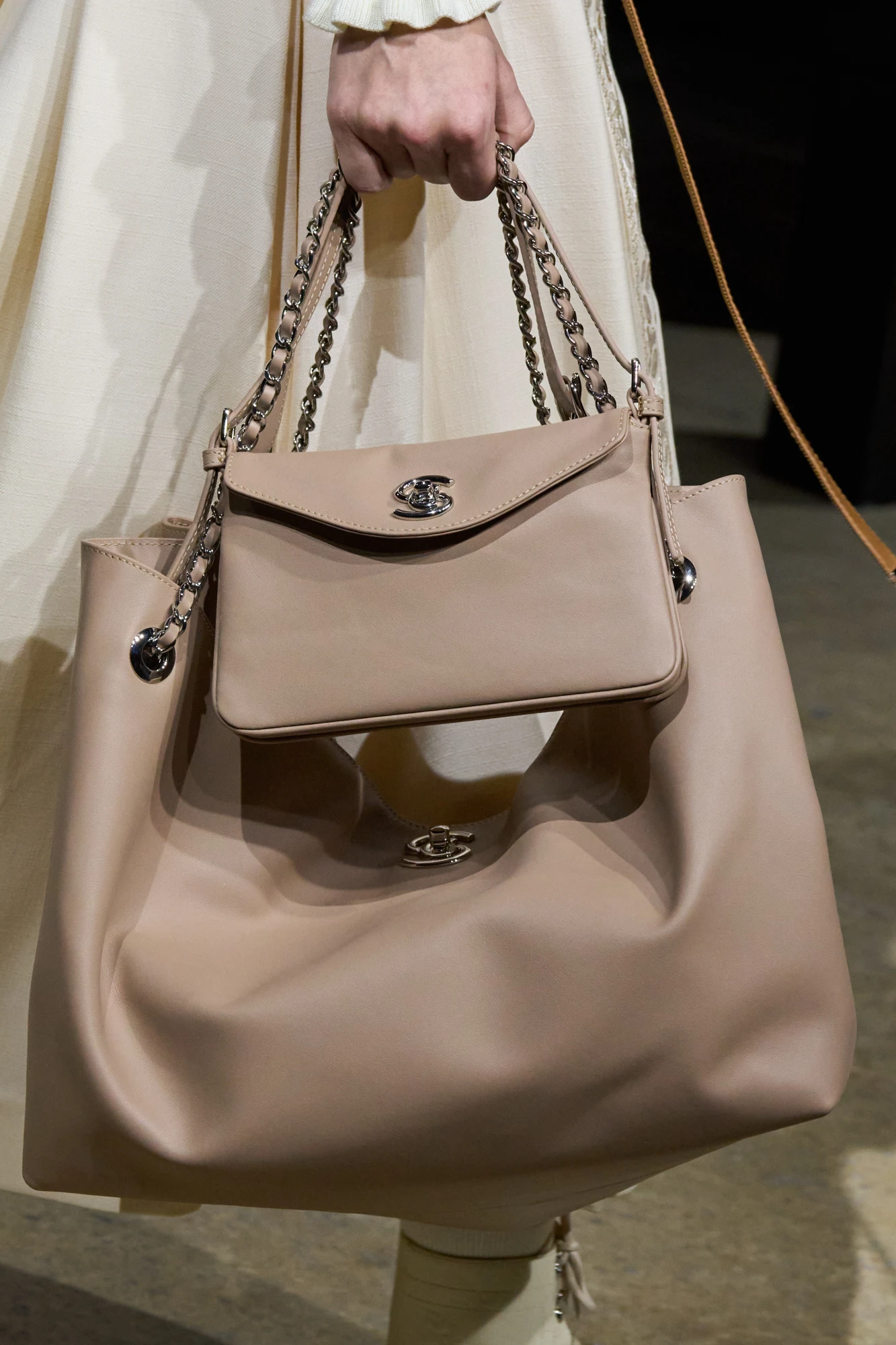 Головні тренди сумок сезону осінь-зима — 2025/26: дві сумки в одному аутфіті 