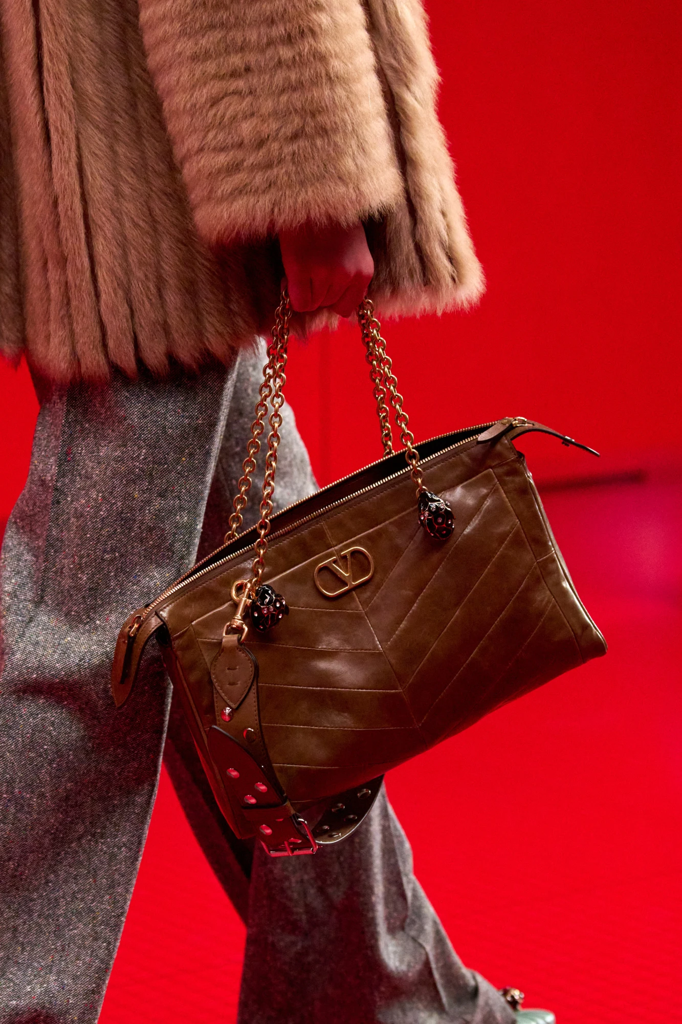 Головні тренди сумок сезону осінь-зима — 2025/26: сумка у стилі ранніх 2000-х