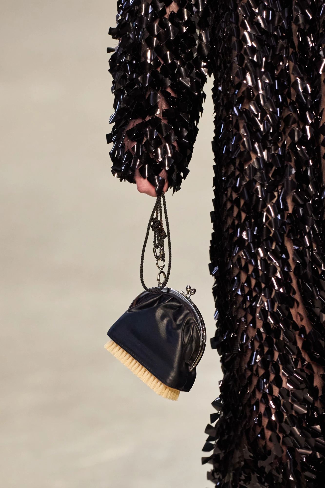 Головні тренди сумок сезону осінь-зима — 2025/26: мікроміні сумка 