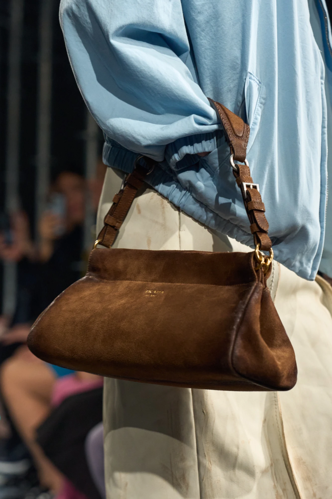 Головні тренди сумок сезону осінь-зима — 2025/26: замшева сумка 