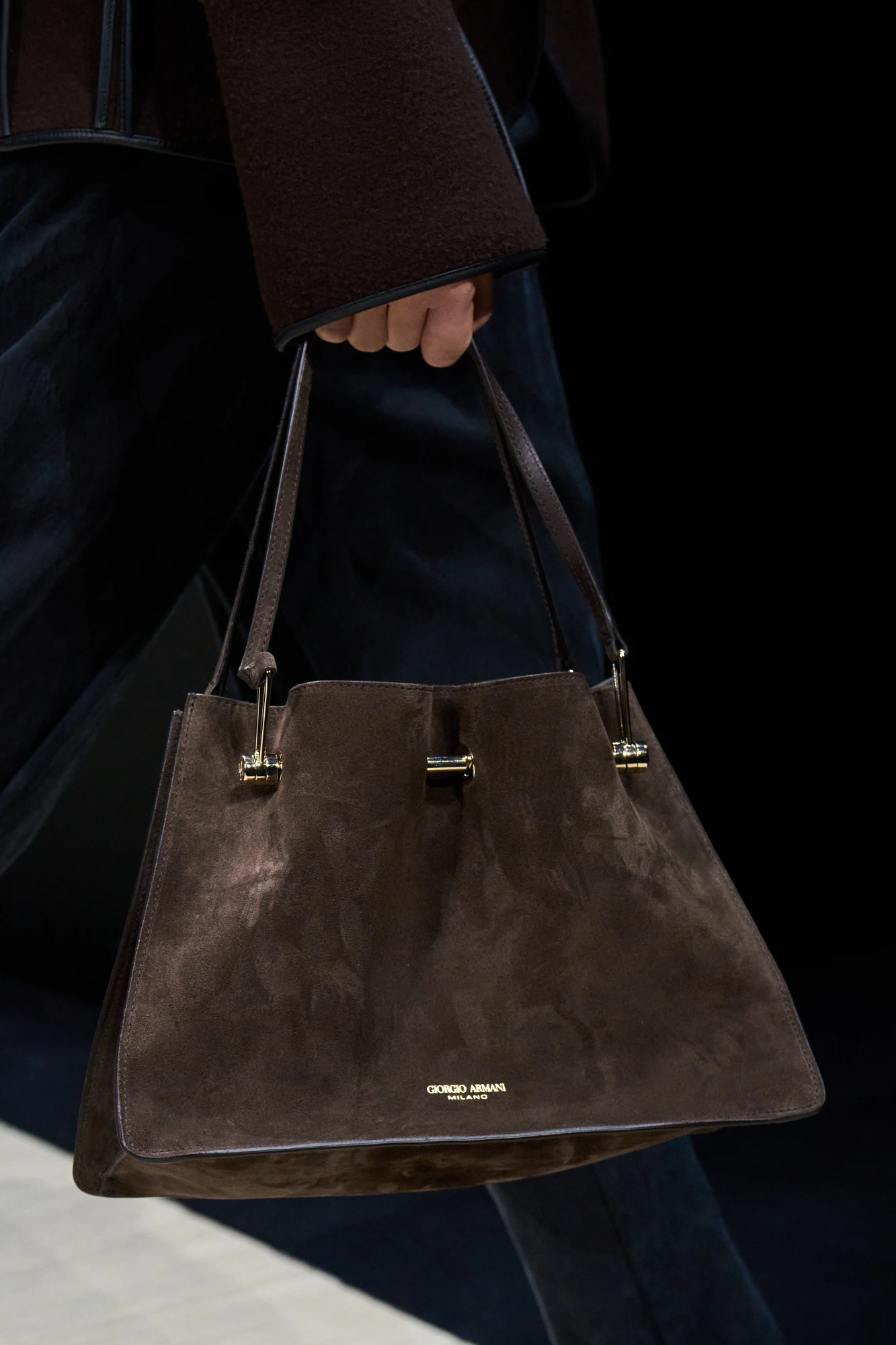 Головні тренди сумок сезону осінь-зима — 2025/26: замшева сумка 