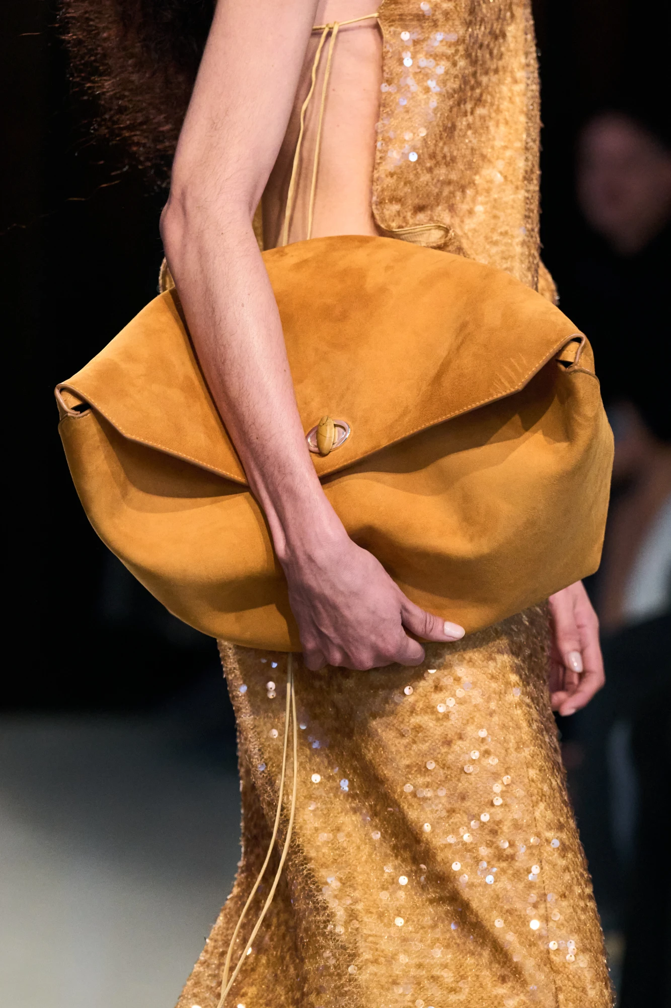 Головні тренди сумок сезону осінь-зима — 2025/26: замшева сумка 